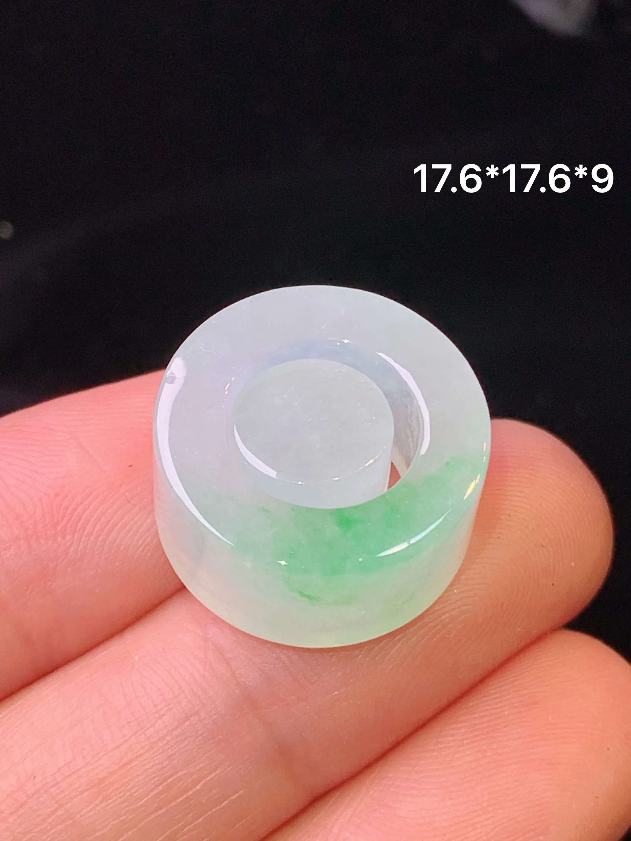 飘绿子母环吊坠 玉质细腻 水润亮眼 色泽艳丽 整体尺寸17.6*17.6*9