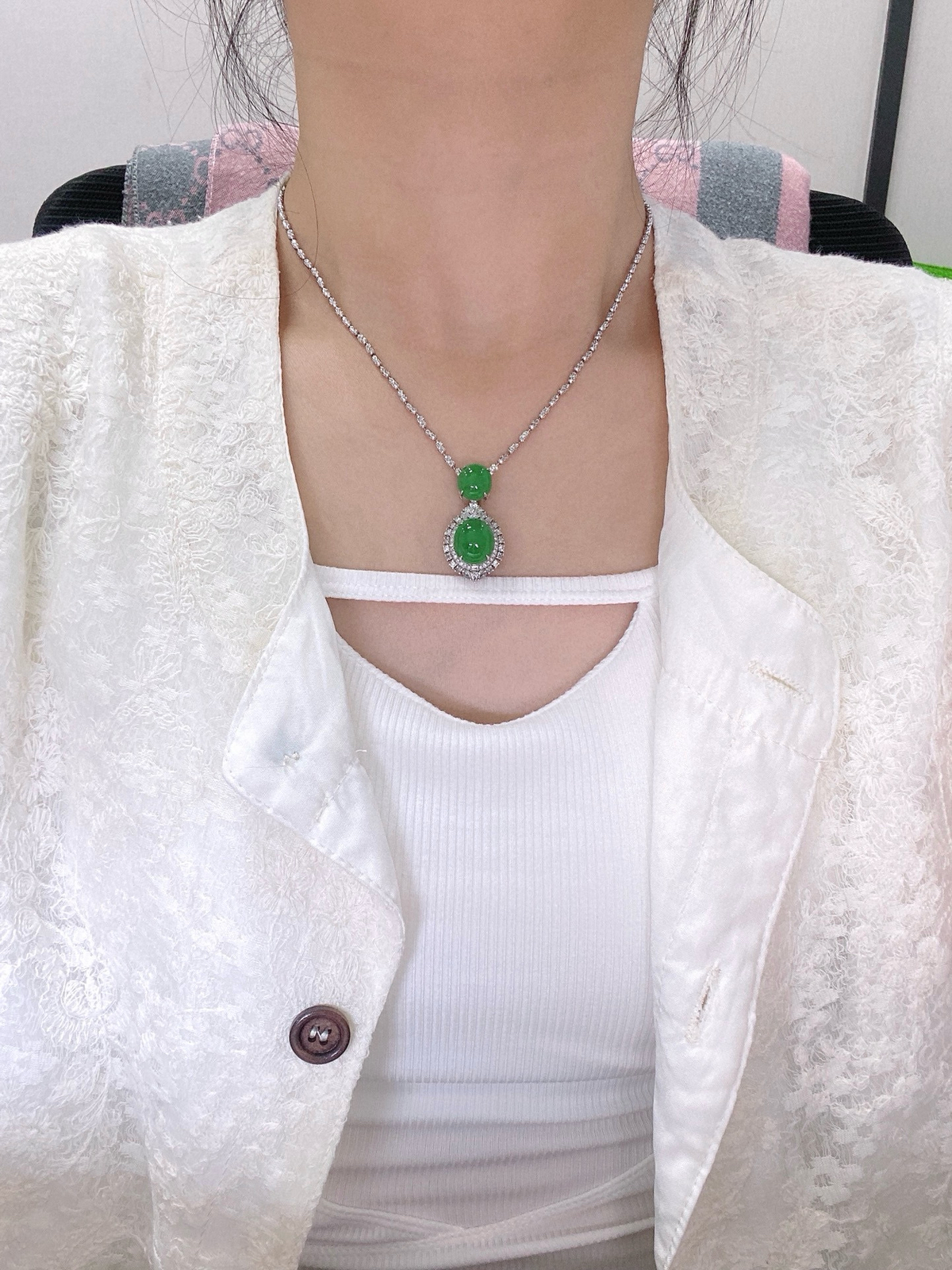 【冰种满绿蛋面吊坠】质地细腻，种水上乘，通透闪亮，晶莹剔透。18K金钻精美镶嵌，裸石尺寸12.1*10.4*5.2毫米