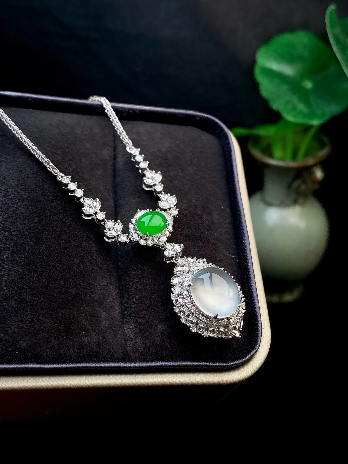 【冰种蛋面吊坠】种水很不错、细腻水润，形状很饱满，收藏品质，18K金钻镶嵌，裸石尺寸9.9*9.1*