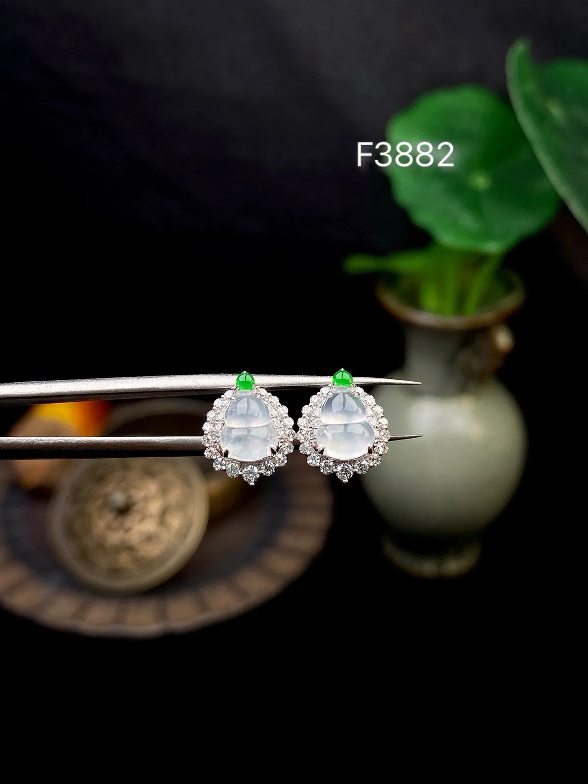 【冰种葫芦耳钉】质地上乘，冰润通透，种老起光，胶感明显。上身效果很不错，18K金钻精美镶嵌，裸石尺寸