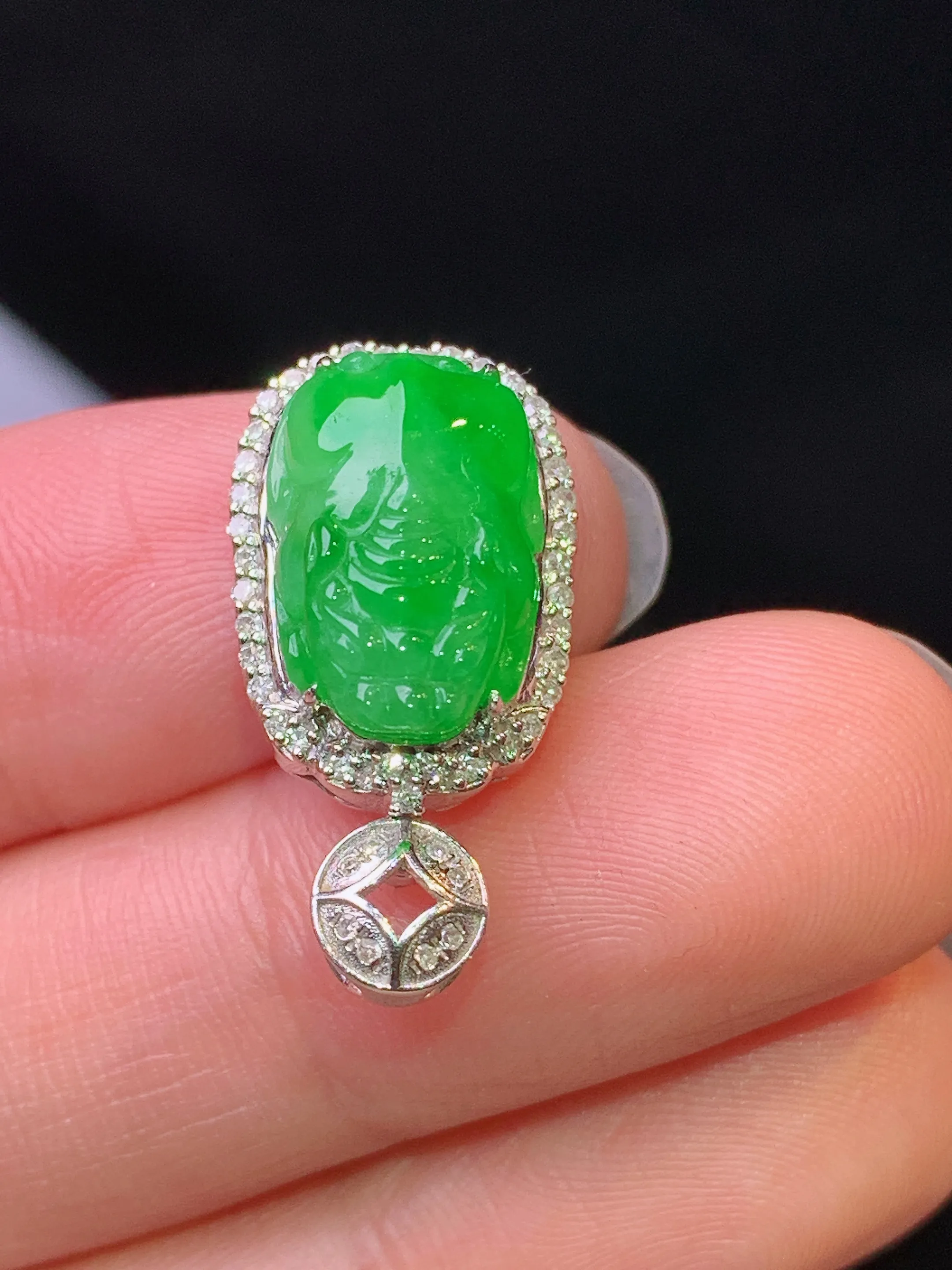 18k金钻镶嵌满绿貔貅吊坠 玉质细腻 水润亮眼 色泽艳丽 整体尺寸22.2*11.5*9