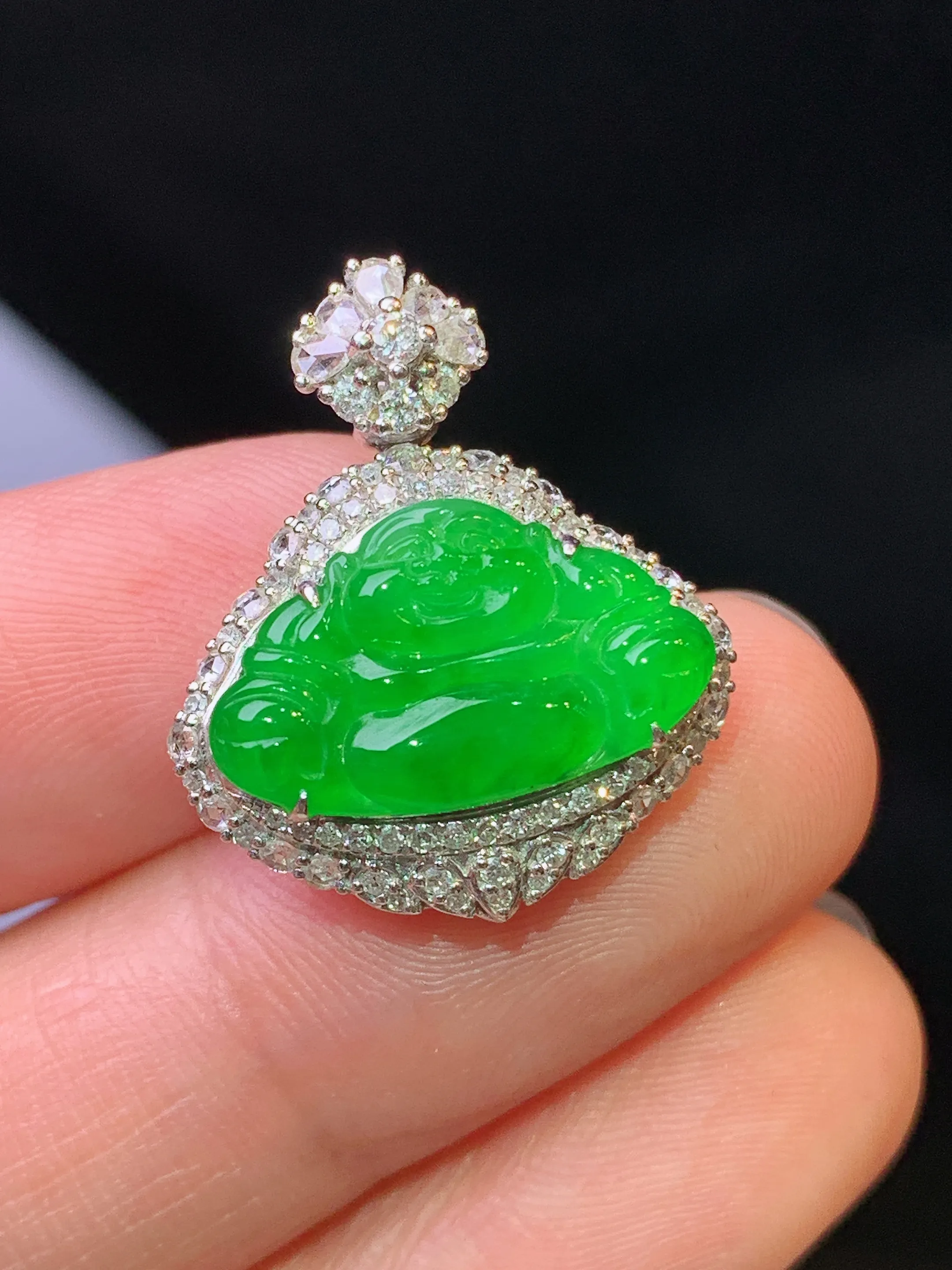 18k金钻镶嵌满绿佛公吊坠 玉质细腻 水润亮眼 色泽艳丽 整体尺寸22.5*19.2*8.5