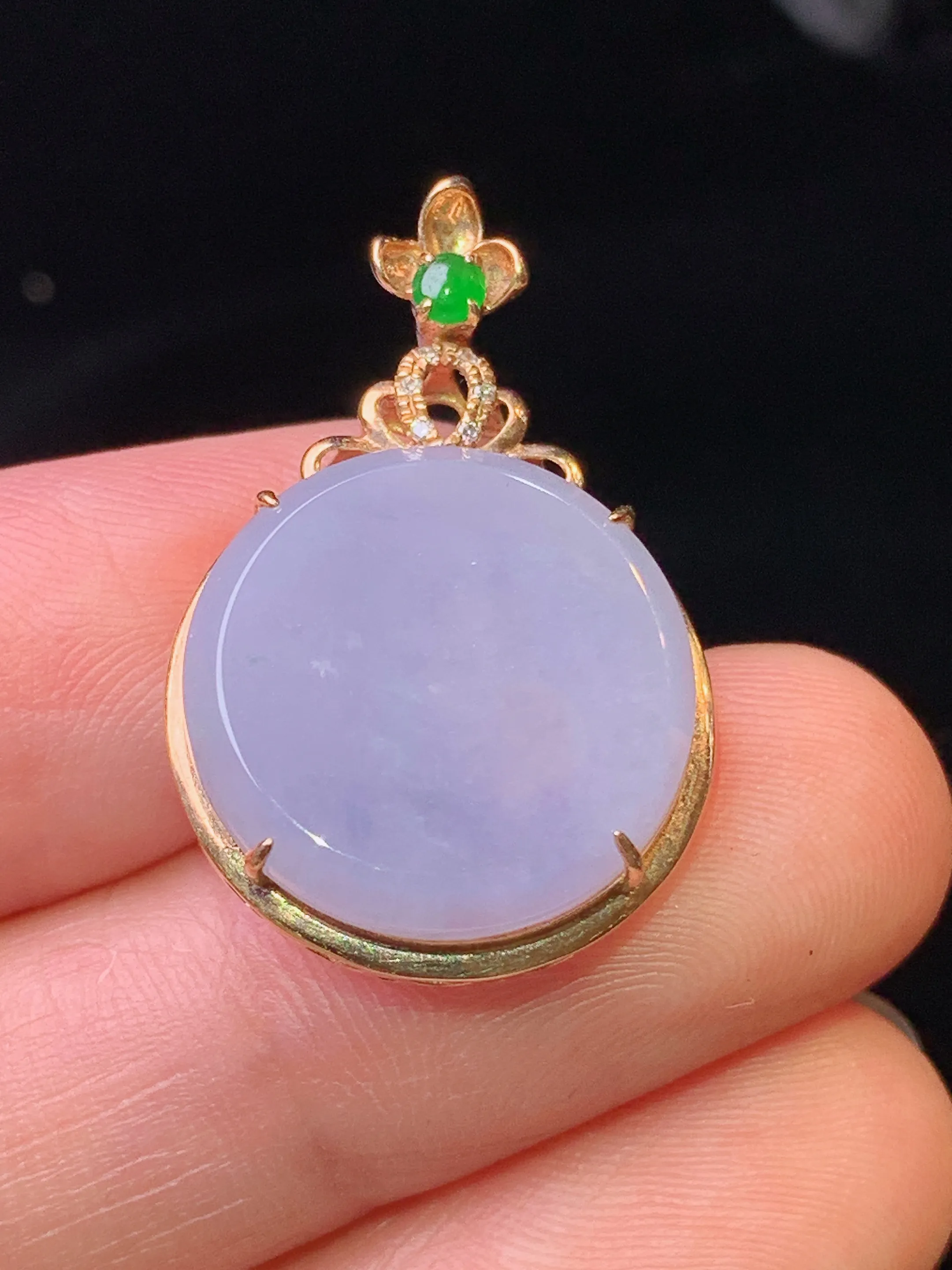 18k金钻镶嵌紫罗兰圆牌吊坠 玉质细腻 水润亮眼 色泽艳丽 整体尺寸27*17.8*6