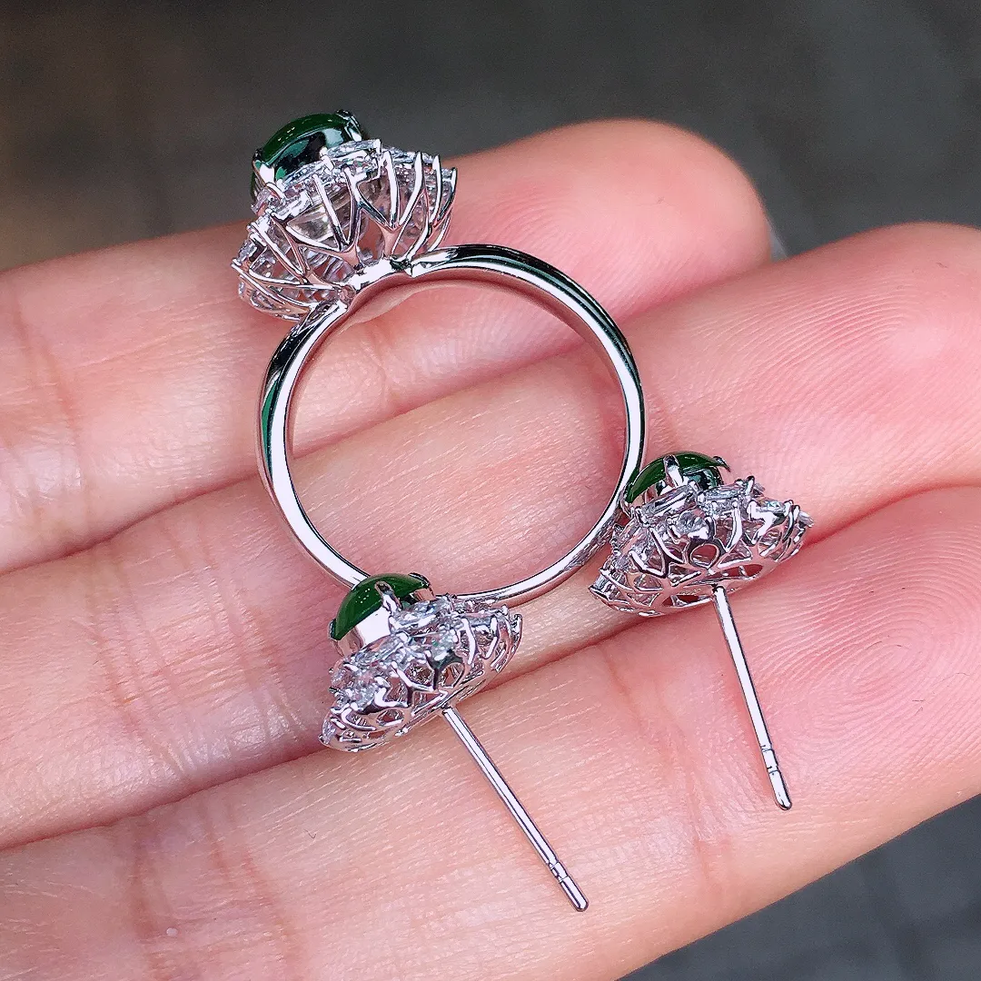 阳绿蛋面套装（耳钉+戒指），色泽均匀艳丽，玉质细腻，荧光感超
强，饱满圆润，尽显优雅气质，18k
金豪华镶嵌