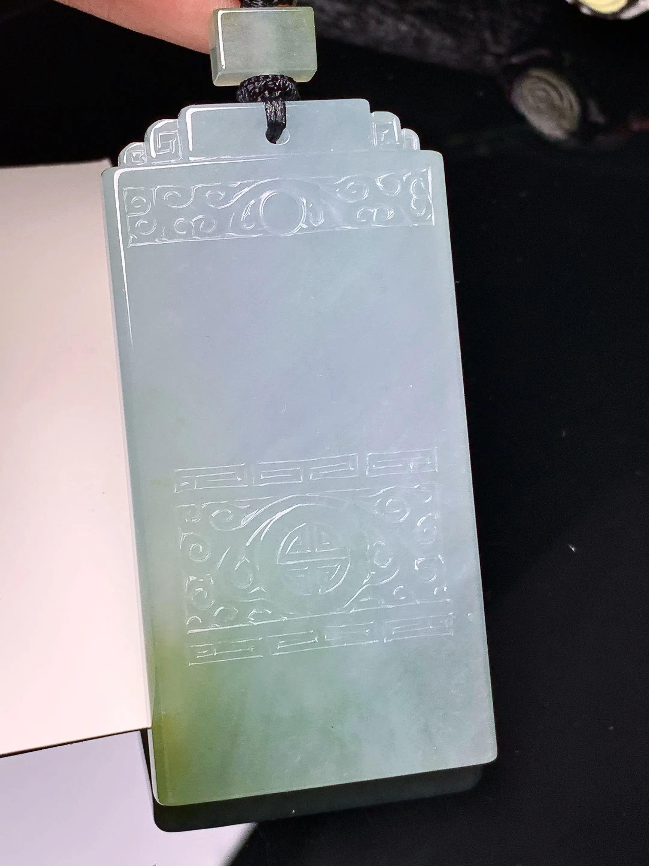 飘绿雕花无事牌吊坠 玉质细腻 水润亮眼 色泽艳丽 整体尺寸60.5*30.8*5.2