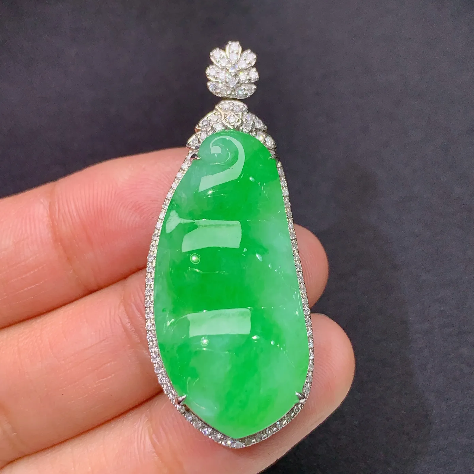 阳绿福豆吊坠，18k金镶嵌，冰润色阳，玉质细腻，种水足 尺寸44.6*17.9*8.7