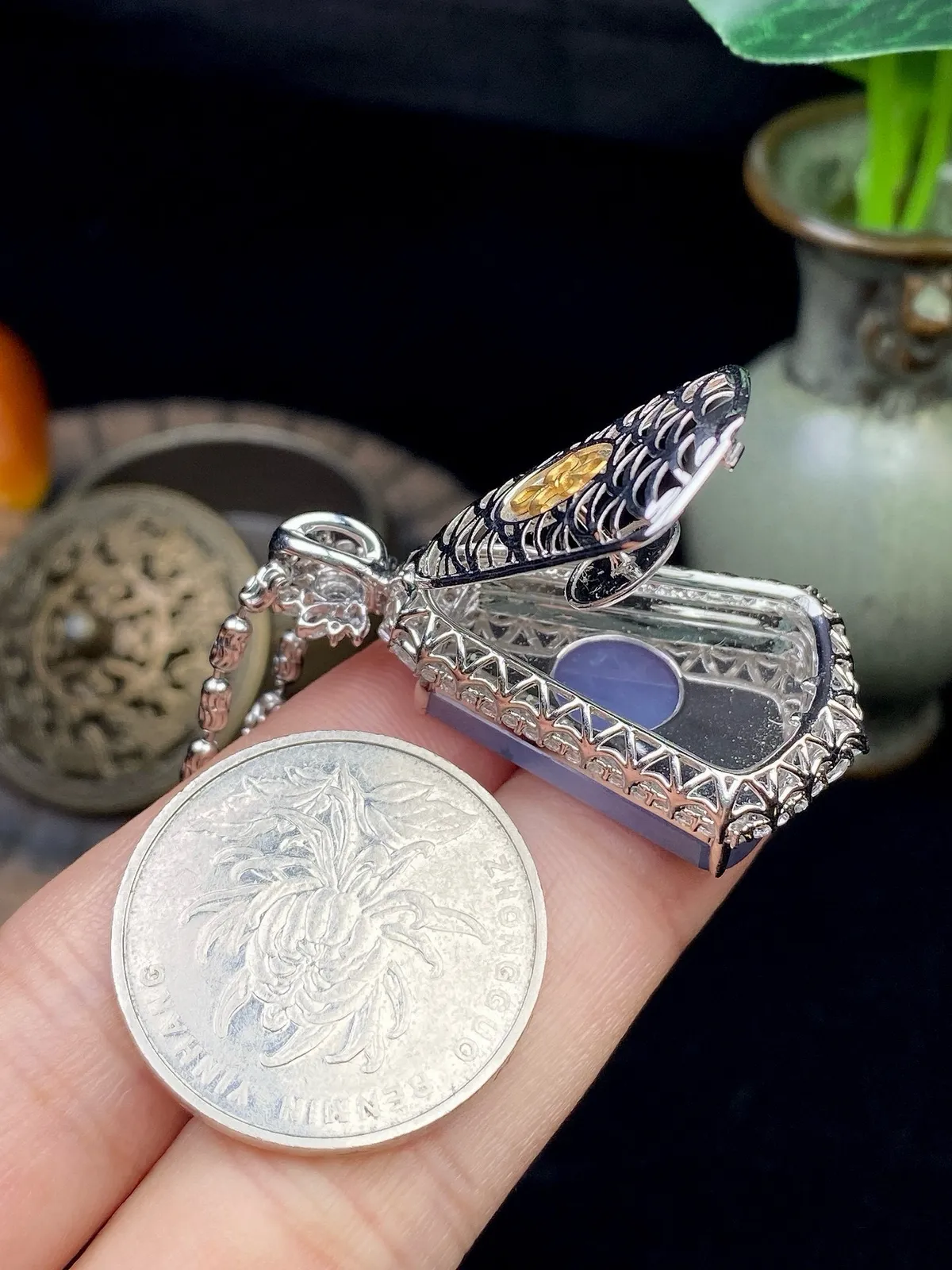 【冰种紫无事牌吊坠】少见的冰紫无事牌，质地细腻，妖紫色泽，光泽度不错，18k金钻镶嵌，裸石尺寸23.4*17.2*3.4毫米