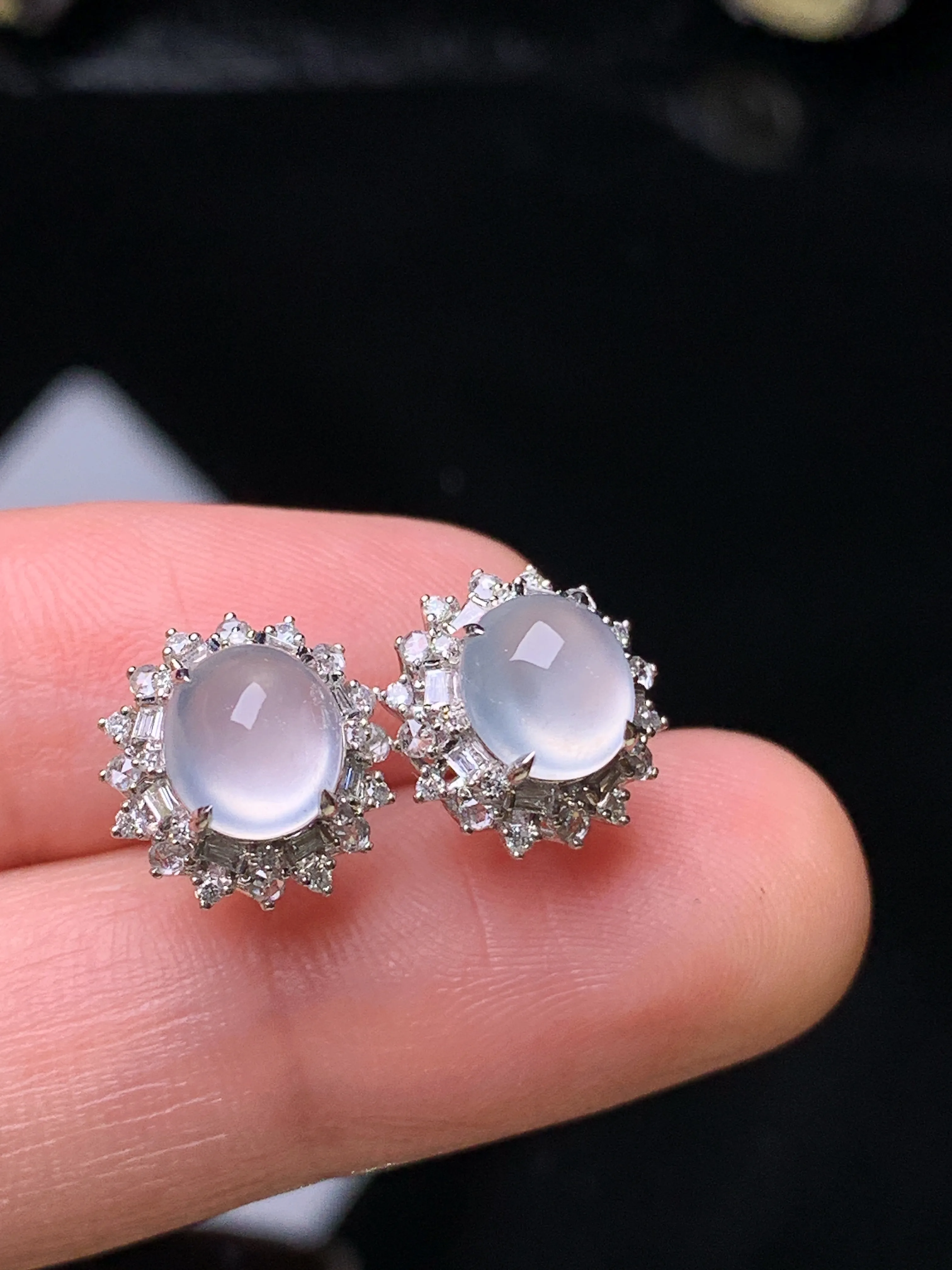 18k金钻镶嵌冰种蛋面耳钉吊 玉质细腻 水润亮眼 色泽艳丽 整体尺寸10.8*8.5