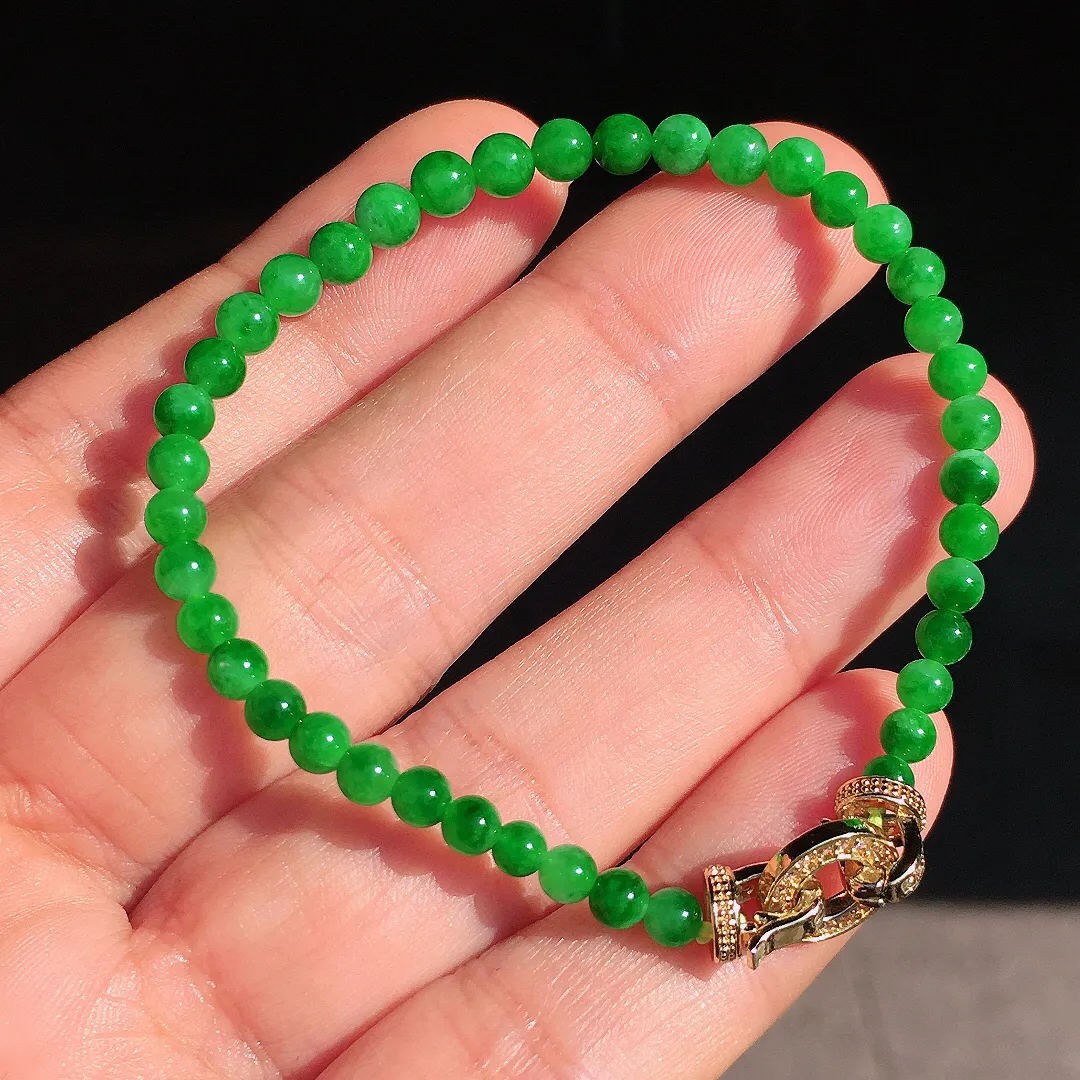 阳绿珠子手串，色泽均匀艳丽，玉质细腻，荧光感超
强，饱满圆润，尽显优雅气质，