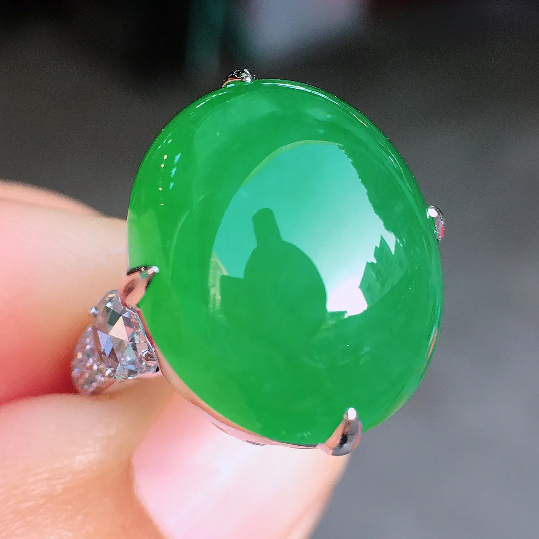 阳绿蛋面戒指，色泽均匀艳丽，玉质细腻，荧光感超
强，饱满圆润，尽显优雅气质，18k
金豪华镶嵌