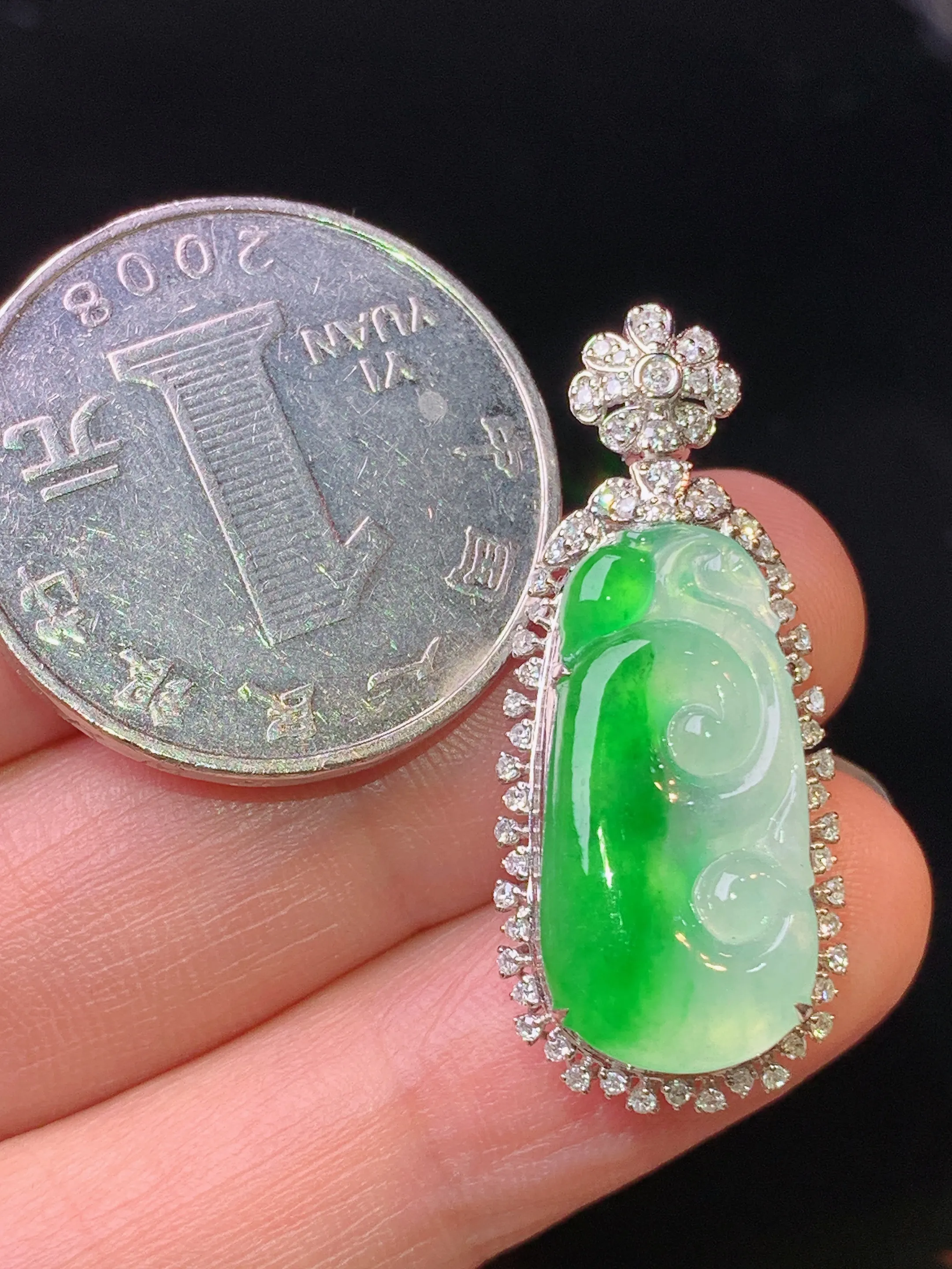 18k金钻镶嵌冰种飘绿如意吊坠 玉质细腻 水润亮眼 色泽艳丽 整体尺寸32.2*13.7*8.3