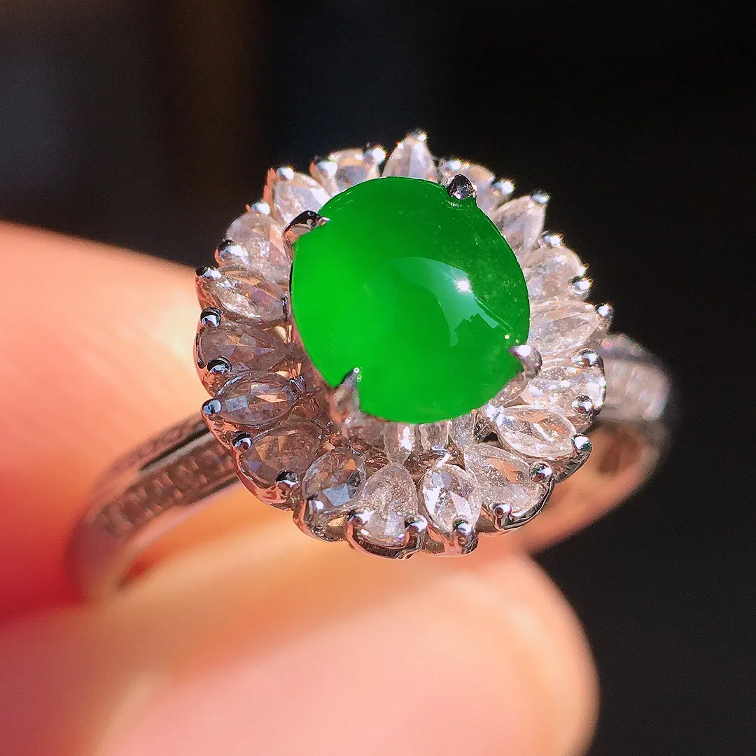 阳绿蛋面戒指，色泽均匀艳丽，玉质细腻，荧光感超
强，饱满圆润，尽显优雅气质，18k
金豪华镶嵌