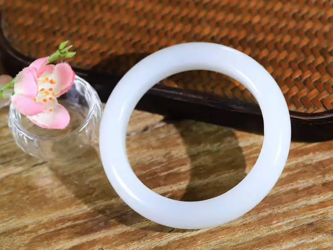 （一见倾心.手镯）

收藏级️和田玉白玉手镯，玉质温润细腻 油性十足 手感舒适，高华雅逸，线条流畅，简约大气，美自天成，素雅高贵。佩戴于腕间，婉约之美，举手投足间透出那低调奢华。重72.5克  尺寸57.5-13.6-10.3mm  56120836A