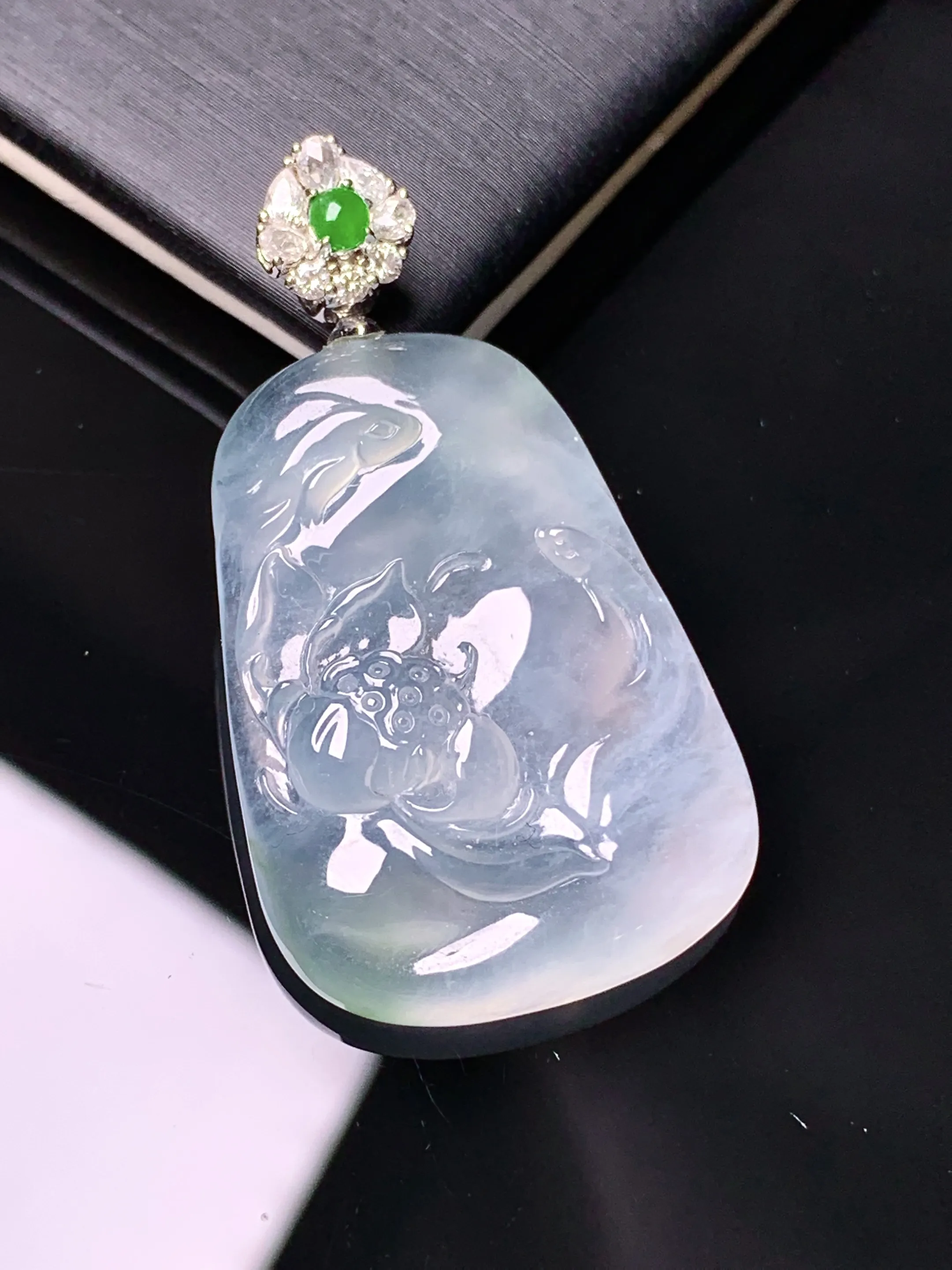 18k金钻镶嵌冰种荷叶鱼吊坠 玉质细腻 水润亮眼 色泽艳丽 整体尺寸41.5*23.3*5.5