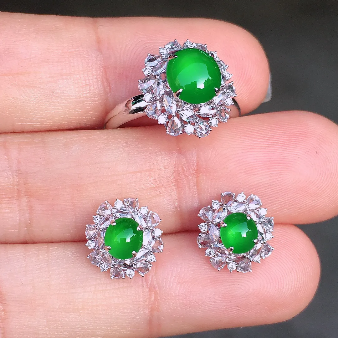 阳绿蛋面套装（耳钉+戒指），色泽均匀艳丽，玉质细腻，荧光感超
强，饱满圆润，尽显优雅气质，18k
金