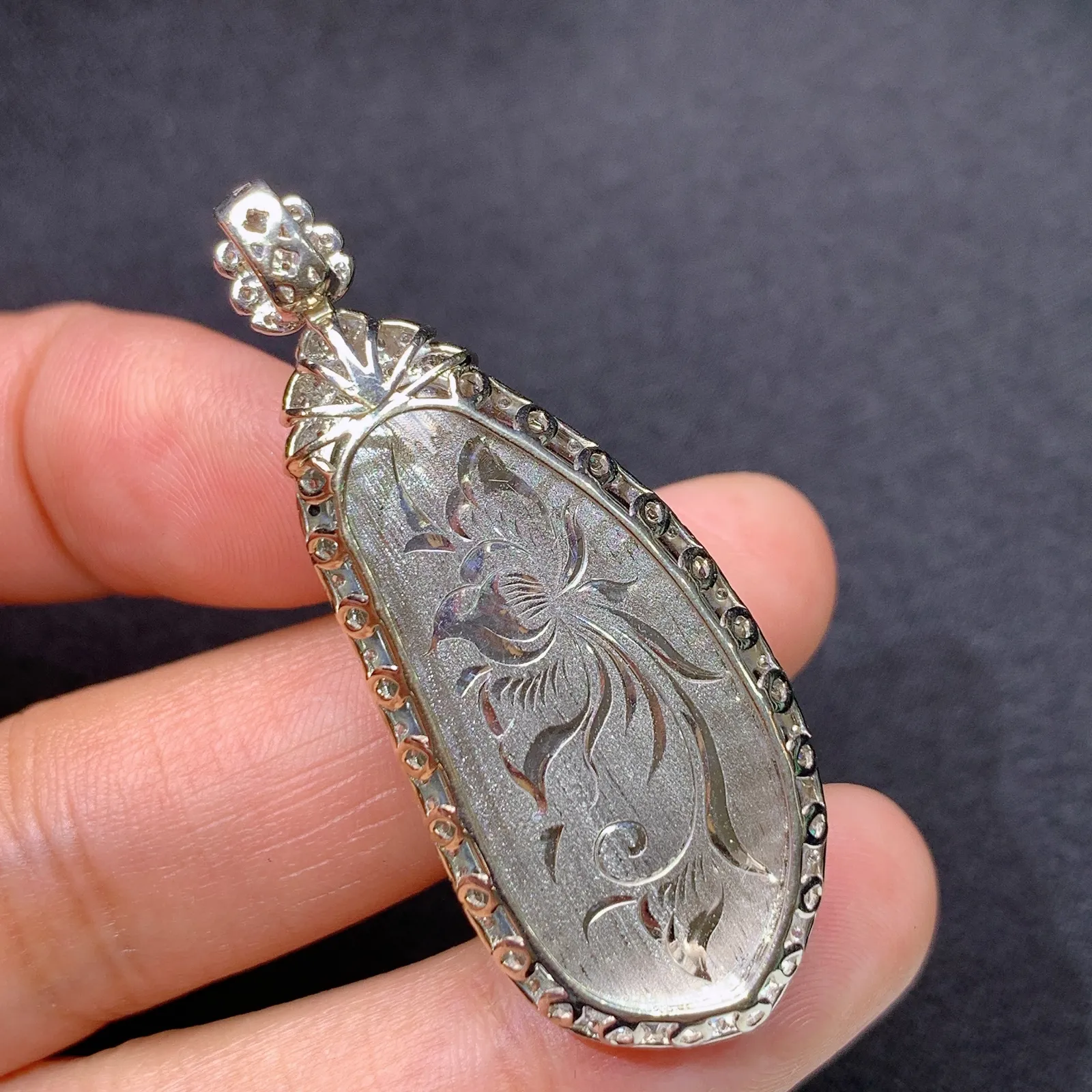 阳绿福豆吊坠，18k金镶嵌，冰润色阳，玉质细腻，种水足 尺寸44.6*17.9*8.7