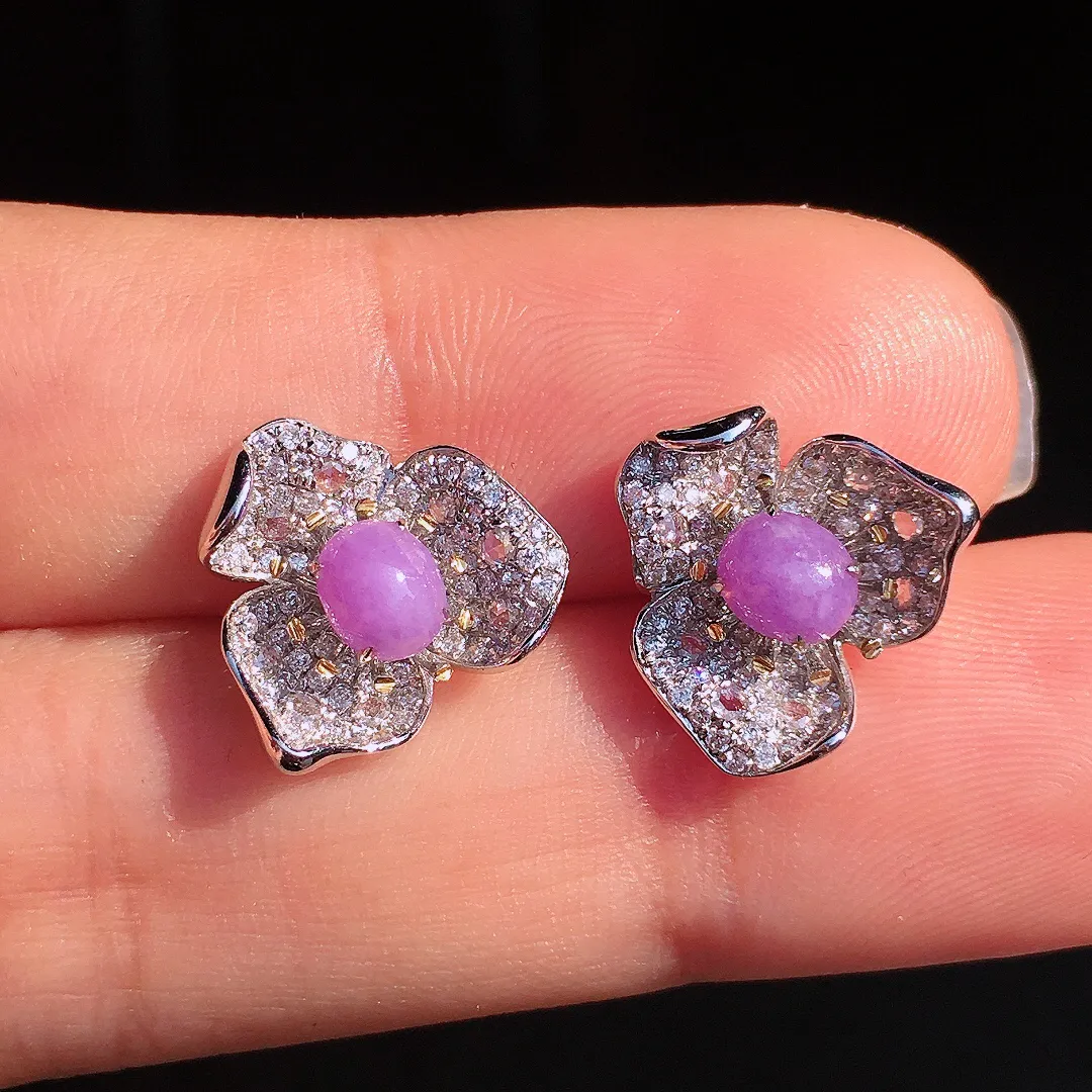 紫罗兰蛋面耳钉，色泽均匀艳丽，玉质细腻，荧光感超
强，饱满圆润，尽显优雅气质，18k
金豪华镶嵌