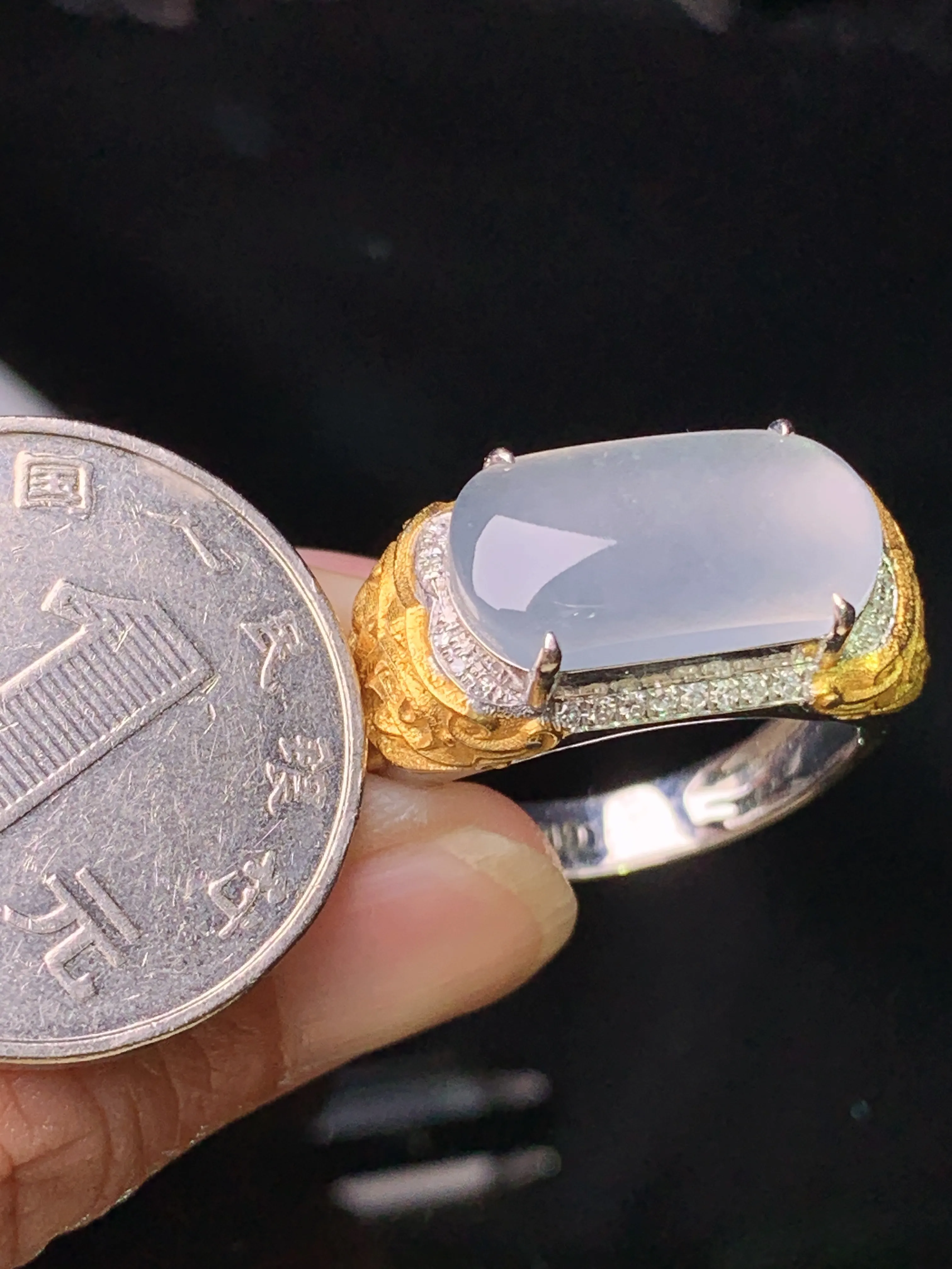 18k金钻镶嵌冰种马鞍戒指 玉质细腻 水润亮眼 色泽艳丽 圈口20 裸石尺寸8.6*16.8*2.8