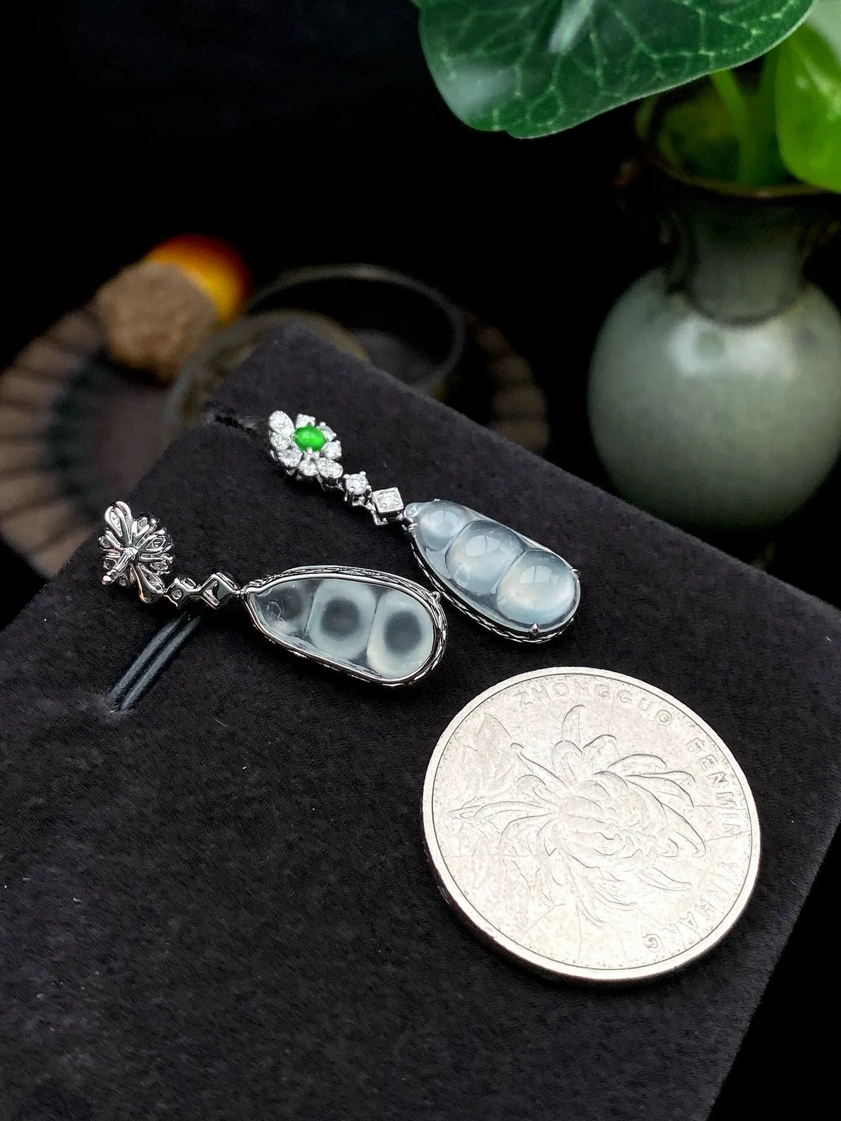 【冰种福豆耳坠】多子多福，豆子品质上佳，饱满度不错，冰润通透，起强胶感，光泽强烈。18K金钻精美镶嵌，裸石尺寸16.3*8.4*3.7毫米