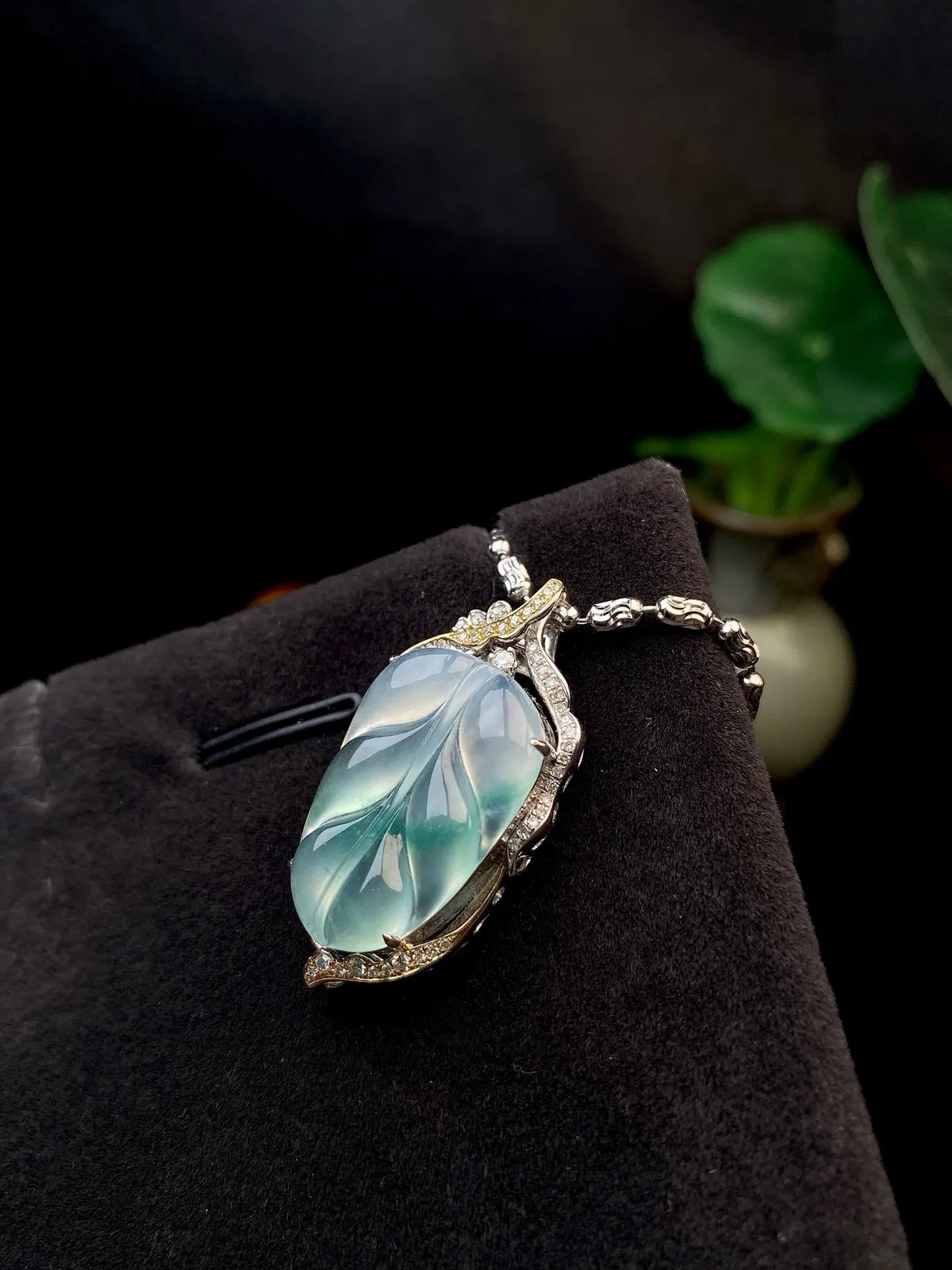 【冰种飘花叶子】金枝玉叶，质地细腻，冰润透亮，光泽出众，18k金钻镶嵌，裸石尺寸21*13.5*3.