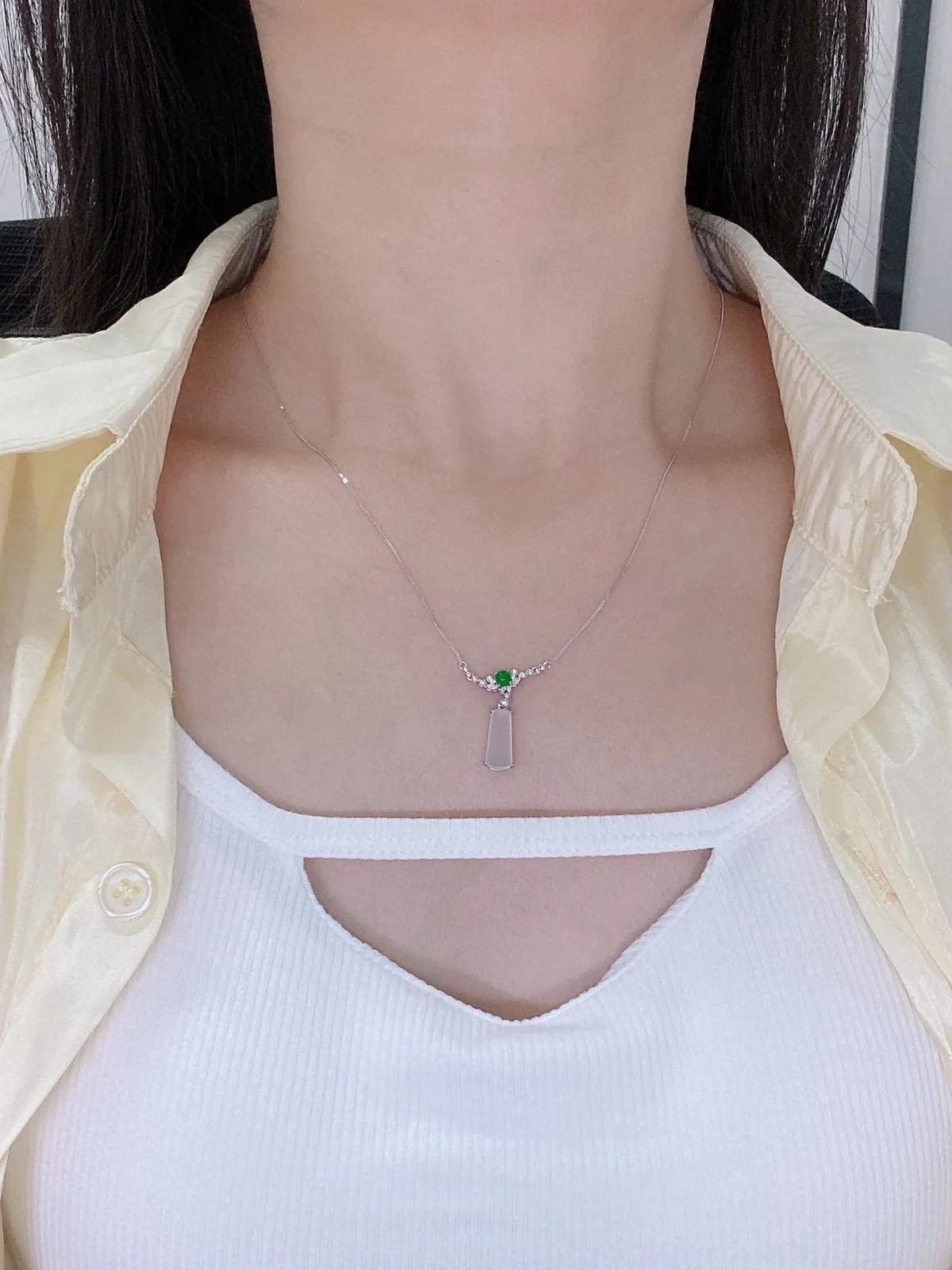 【冰种无事柱】精品，种水上乘，通透闪亮，晶莹剔透。18K金钻镶嵌，裸石尺寸13*5.6*3.8毫米