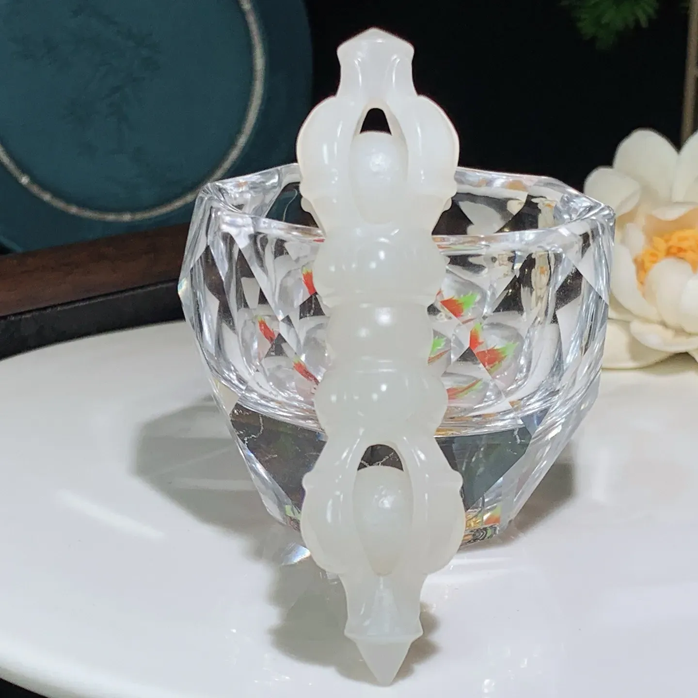 和田玉白玉羊脂白降魔杵挂件。尺寸80/23/23重30.7克。白度一级。玉质细腻油润。手推出油。佩戴高端典雅。lt251208