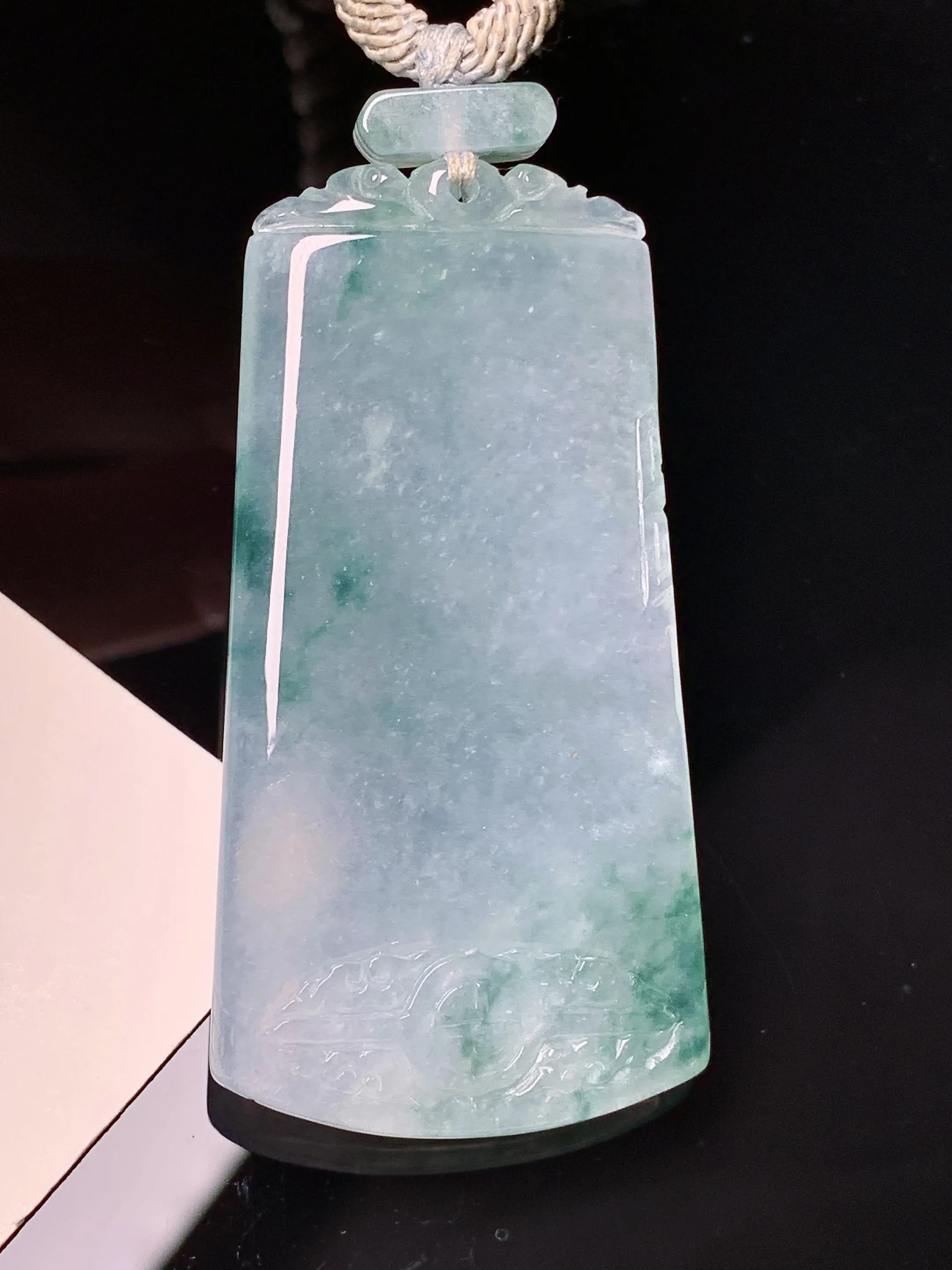 冰飘花无事牌吊坠 玉质细腻 水润亮眼 色泽艳丽 整体尺寸49.6*25.6*4.3