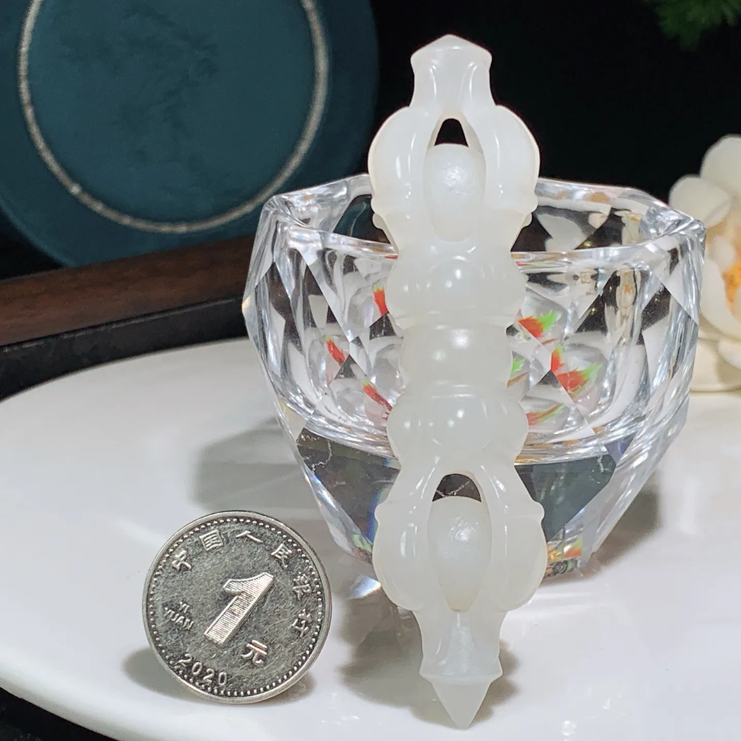 和田玉白玉羊脂白降魔杵挂件。尺寸80/23/23重30.7克。白度一级。玉质细腻油润。手推出油。佩戴高端典雅。lt251208