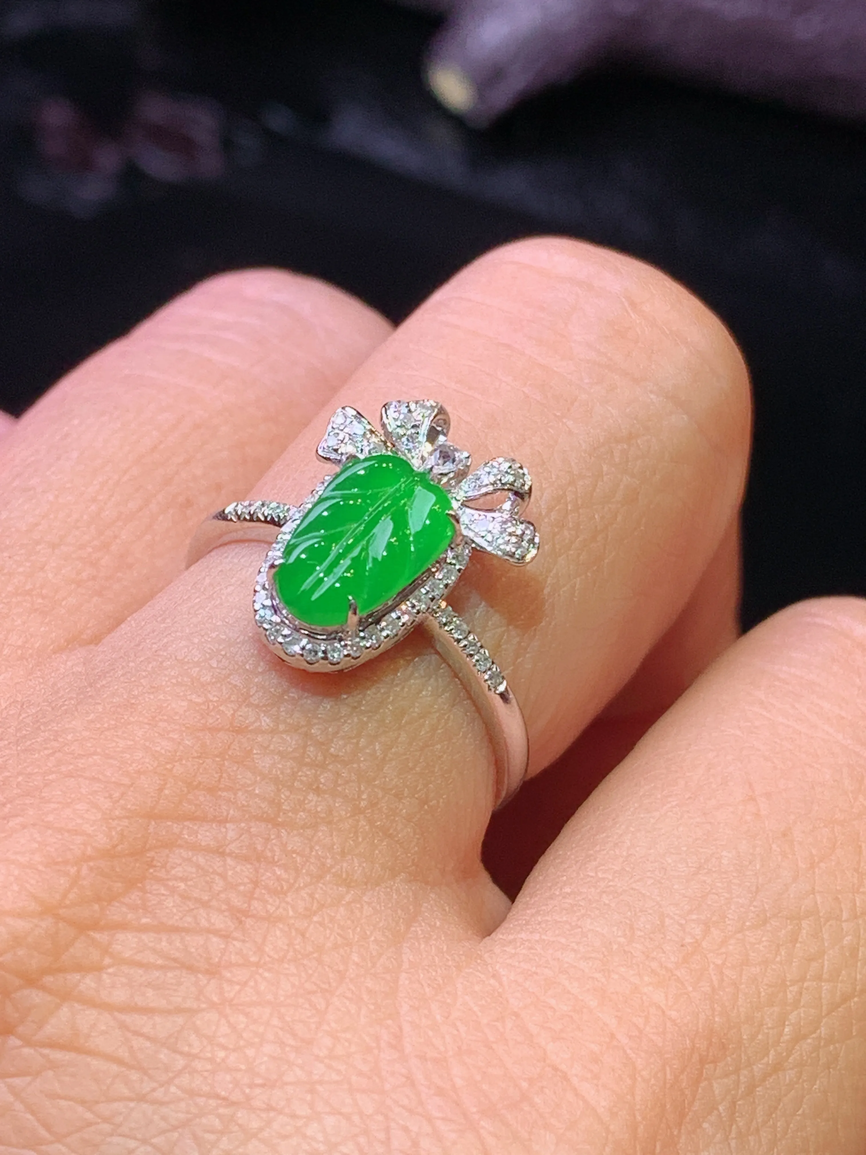 18k金钻镶嵌翠绿树叶戒指 玉质细腻 水润亮眼 色泽艳丽 圈口14 整体尺寸14.5*11*5.5