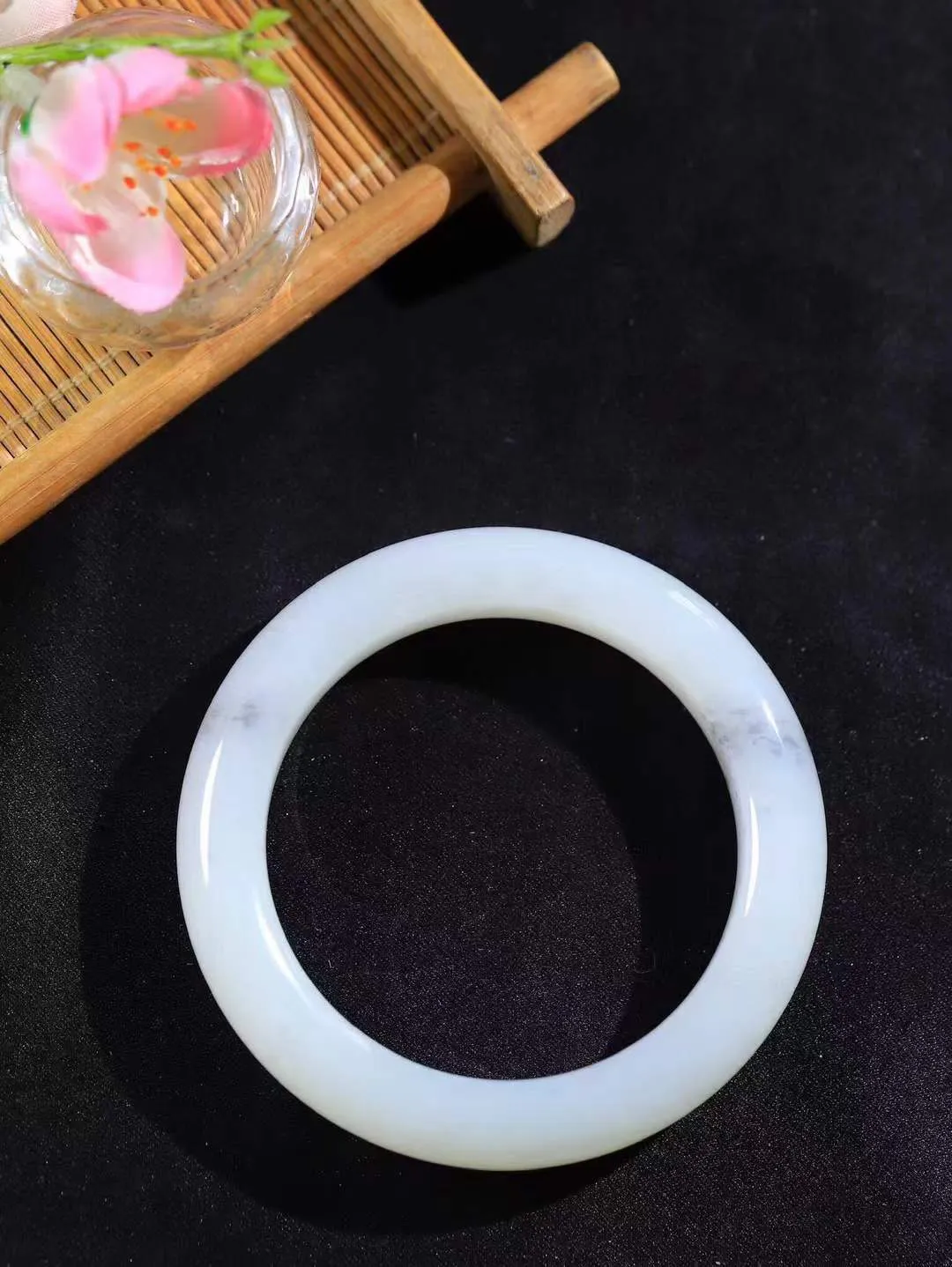 【情有独钟.手镯】

精品和田玉飘花双色手镯 玉质温润细腻 油性十足 手感舒适，高华雅逸，线条流畅，简约大气，美自天成，素雅高贵。佩戴于腕间，婉约之美，举手投足间透出那低调奢华。重62.5克 内径53.5mm 尺寸12.6-10mm   FDA-79123851