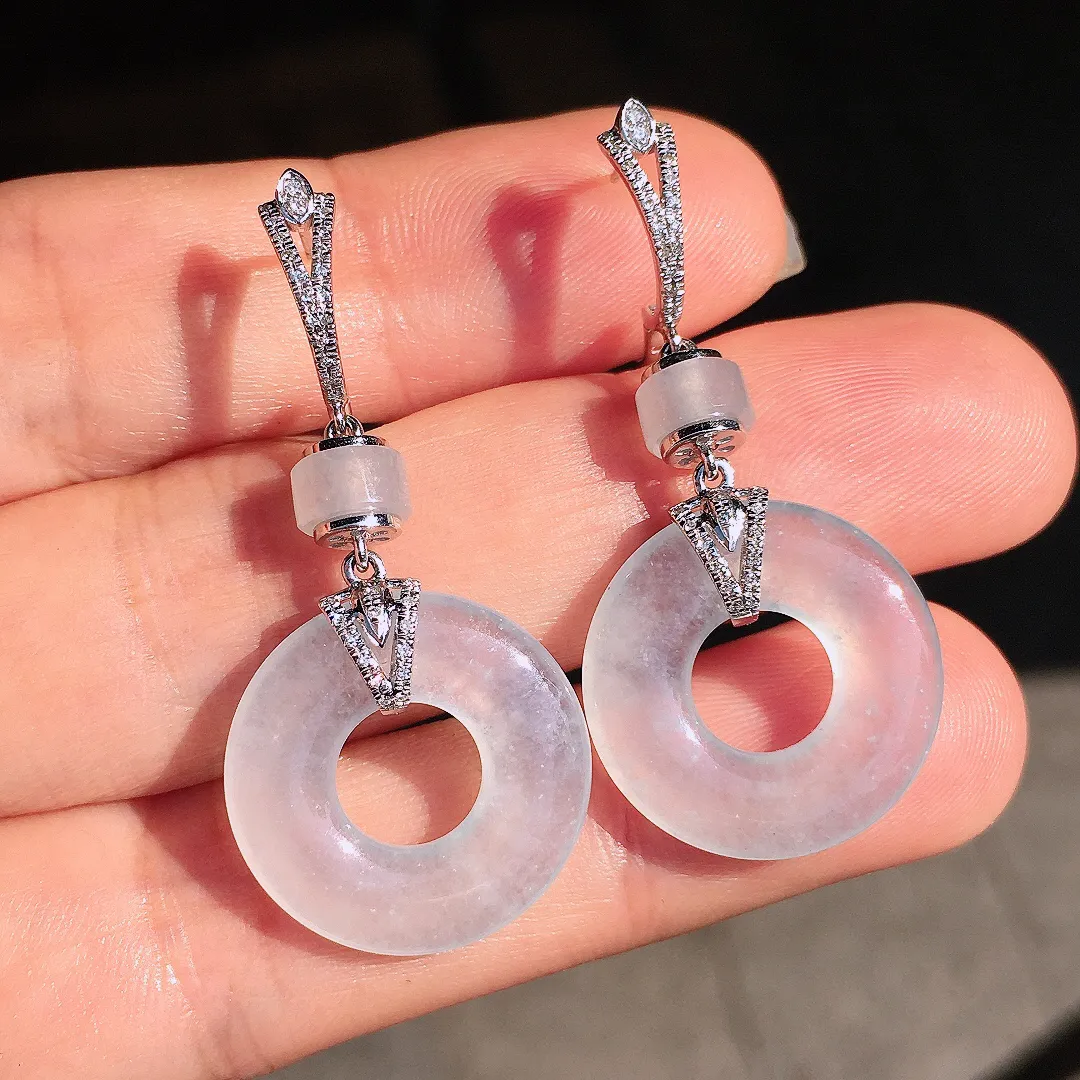 冰种平安扣耳坠，玉质细腻，荧光感超
强，饱满圆润，尽显优雅气质，18k
金豪华镶嵌