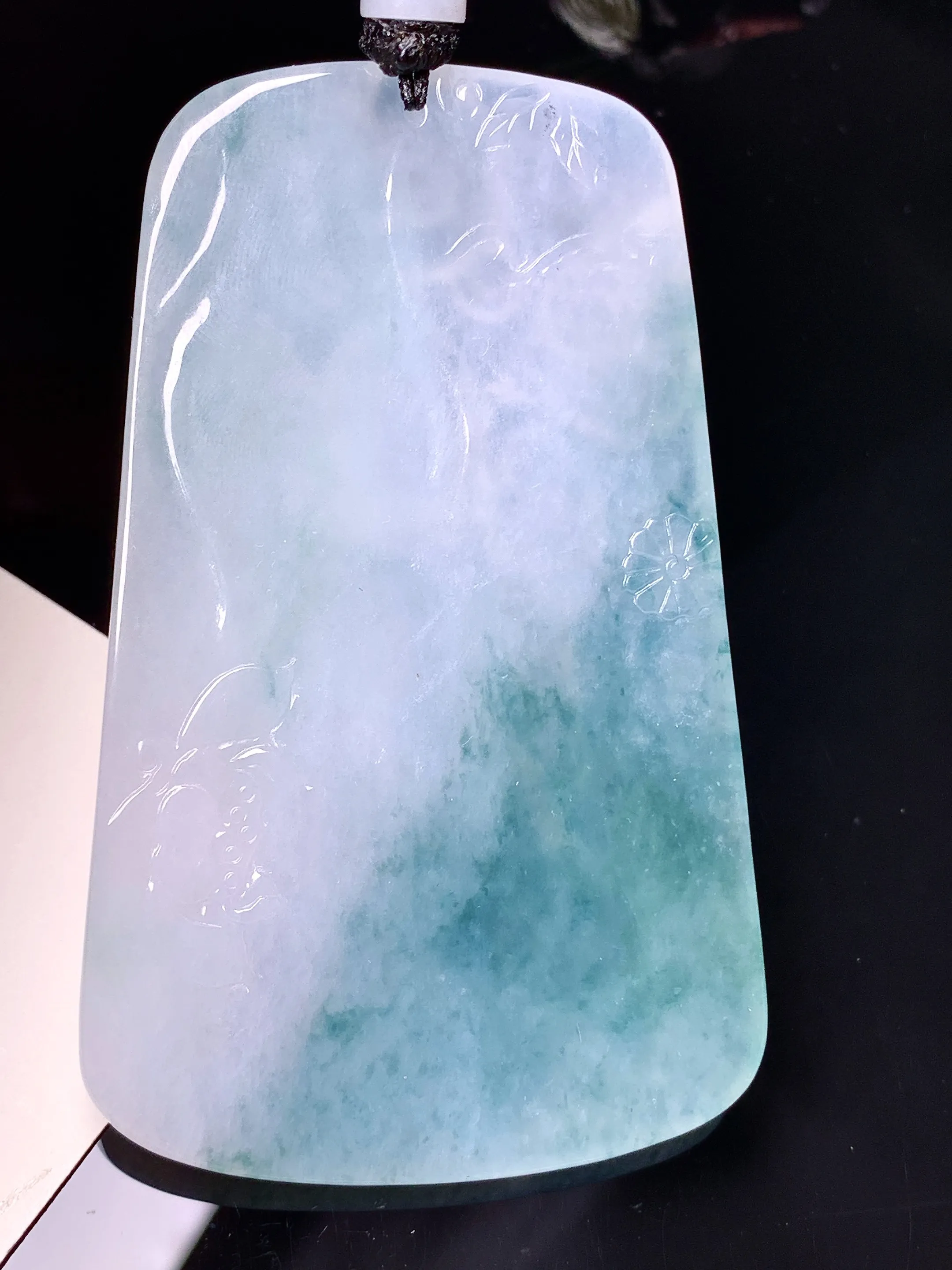 飘绿莲花观音吊坠 玉质细腻 水润亮眼 色泽艳丽 整体尺寸70*43*6