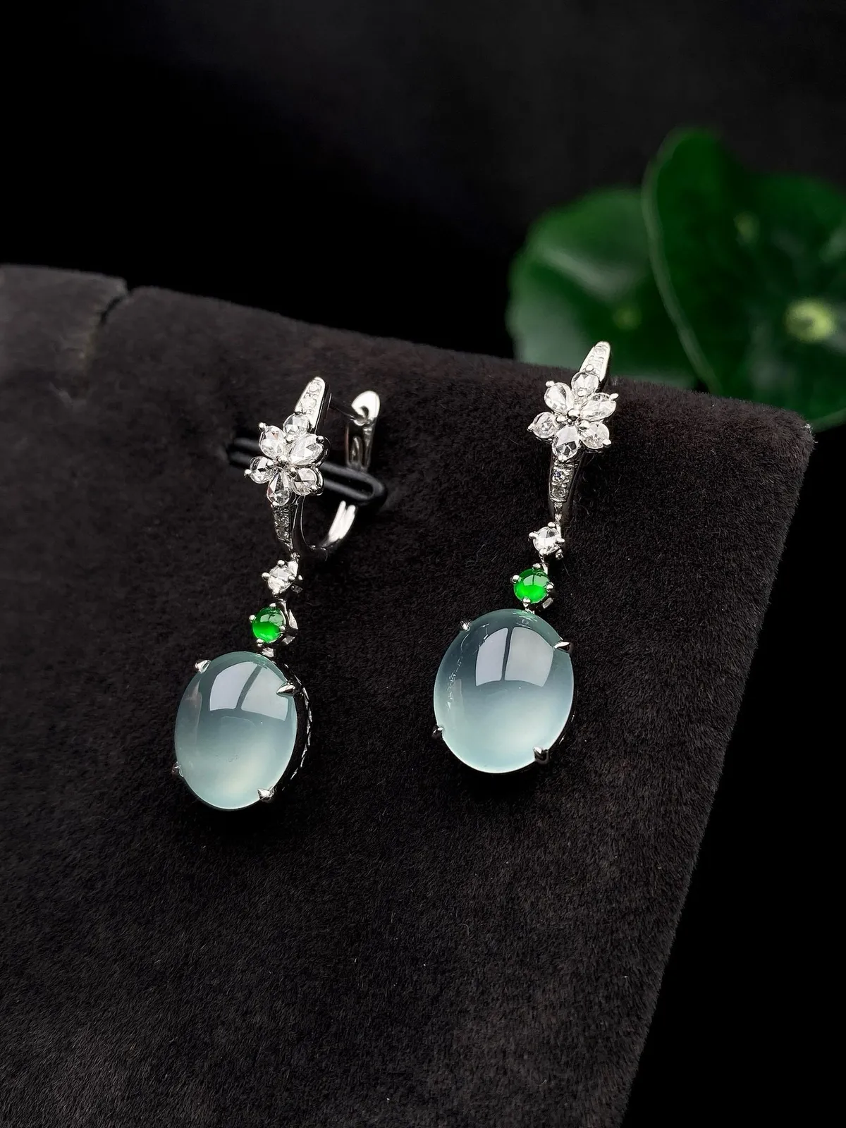 【冰种蛋面耳坠】质地细润，起刚起荧光，18K金钻镶嵌，裸石尺寸10.4*8.8*3.8毫米