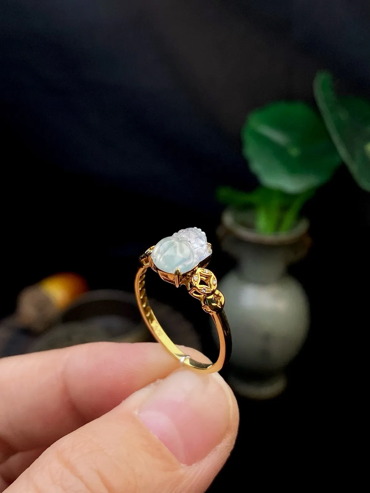 【冰种貔貅戒指】质地细腻，饱满度很好，晶莹剔透，18k金钻镶嵌，裸石尺寸7.8*6.6*2.6毫米