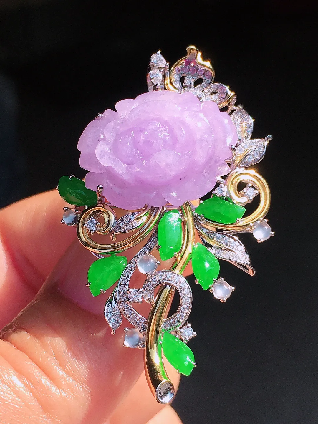 紫罗兰【花开富贵】胸针/吊坠两用款，色泽均匀艳丽，玉质细腻，荧光感超
强，饱满圆润，尽显优雅气质，18k
金豪华镶嵌