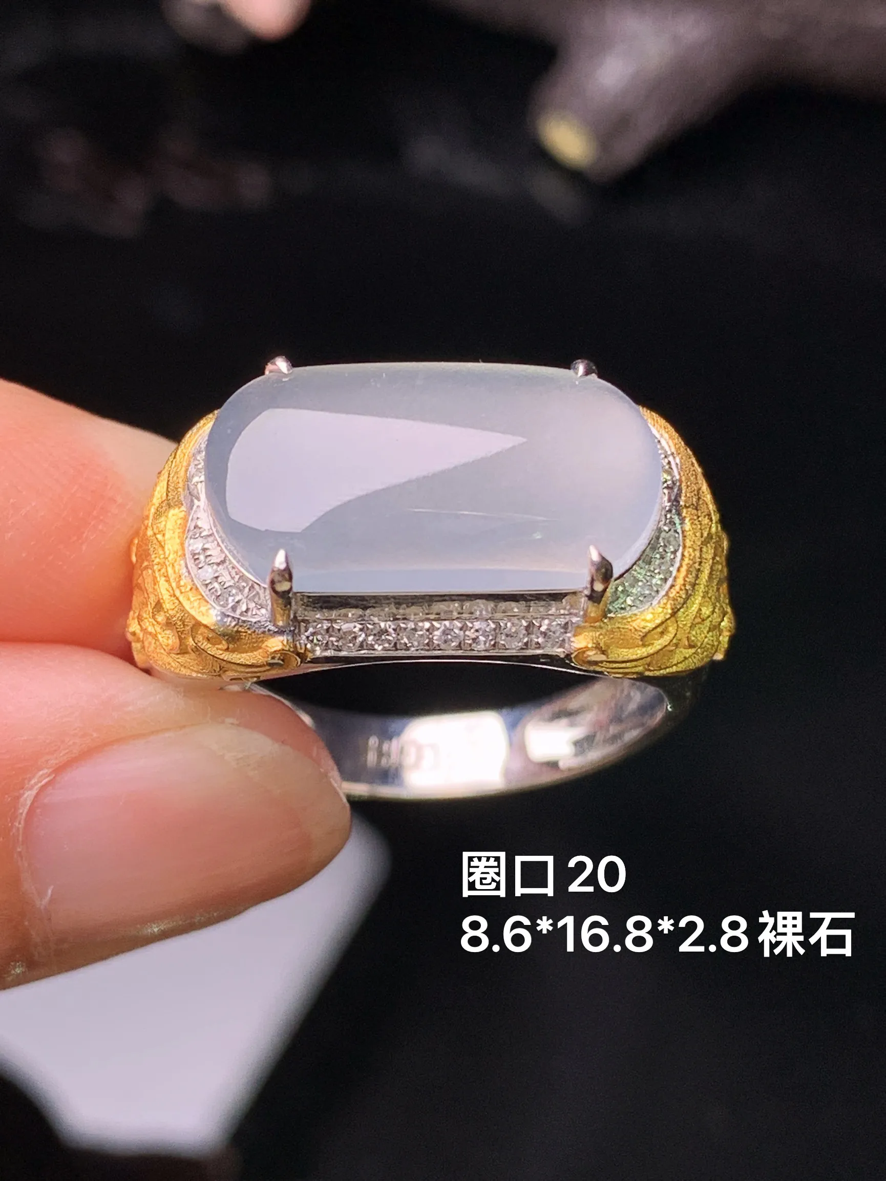 18k金钻镶嵌冰种马鞍戒指 玉质细腻 水润亮眼 色泽艳丽 圈口20 裸石尺寸8.6*16.8*2.8