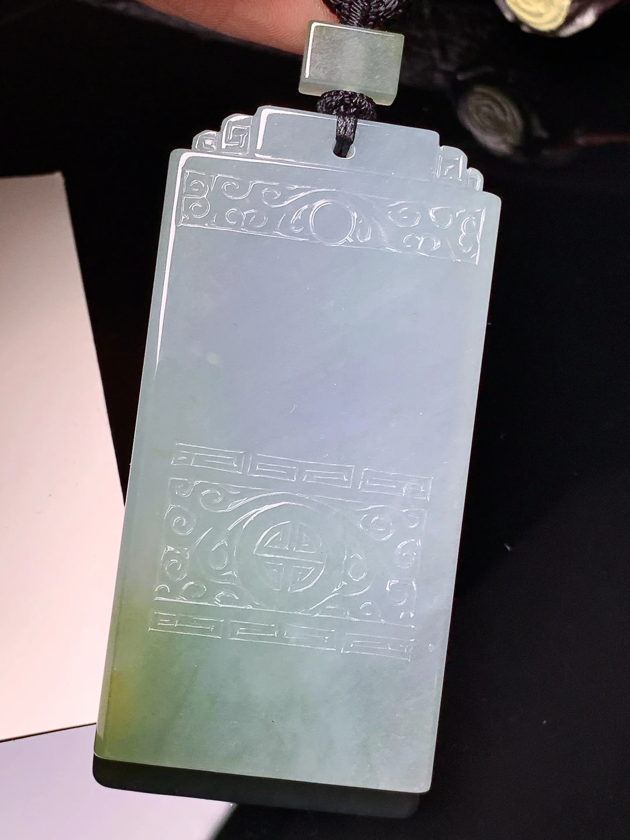 飘绿雕花无事牌吊坠 玉质细腻 水润亮眼 色泽艳丽 整体尺寸60.5*30.8*5.2