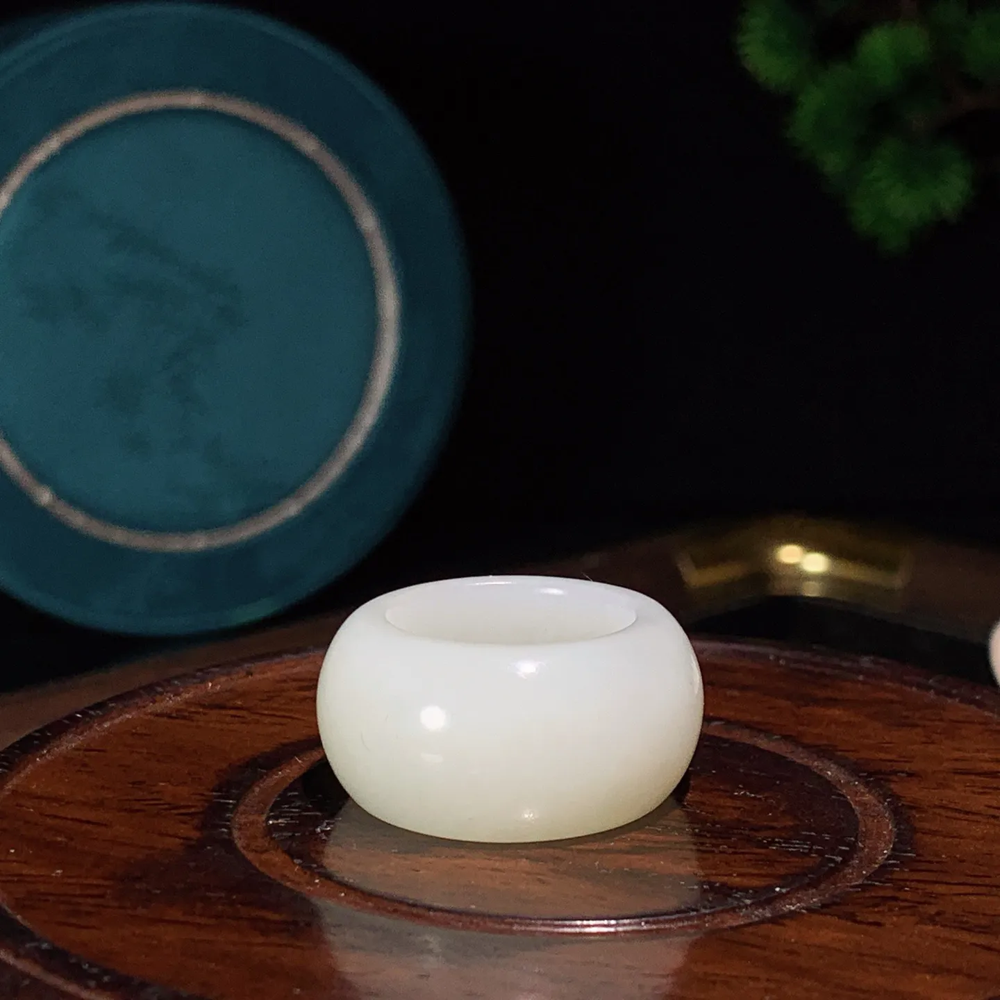 和田玉白玉戒指。白玉指环。内径18尺寸14/6重12克。白度一级。玉质细腻油润。手推出油。佩戴高端典雅。lt251208