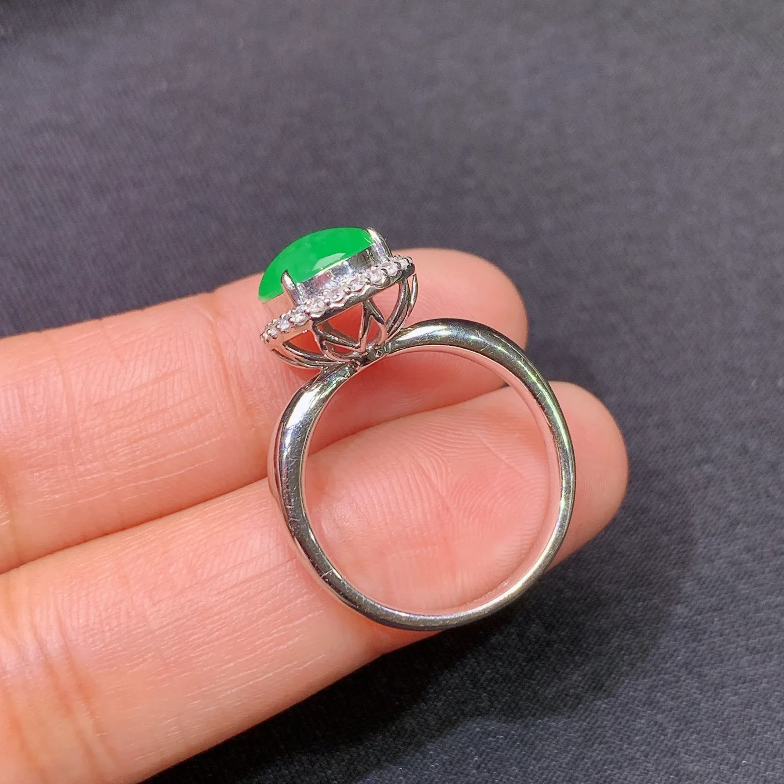 冰阳绿蛋面戒指，18K金镶嵌，款式精美，冰润色阳，种水足，Jc 圈口14 裸石10.2*8.5*3.3