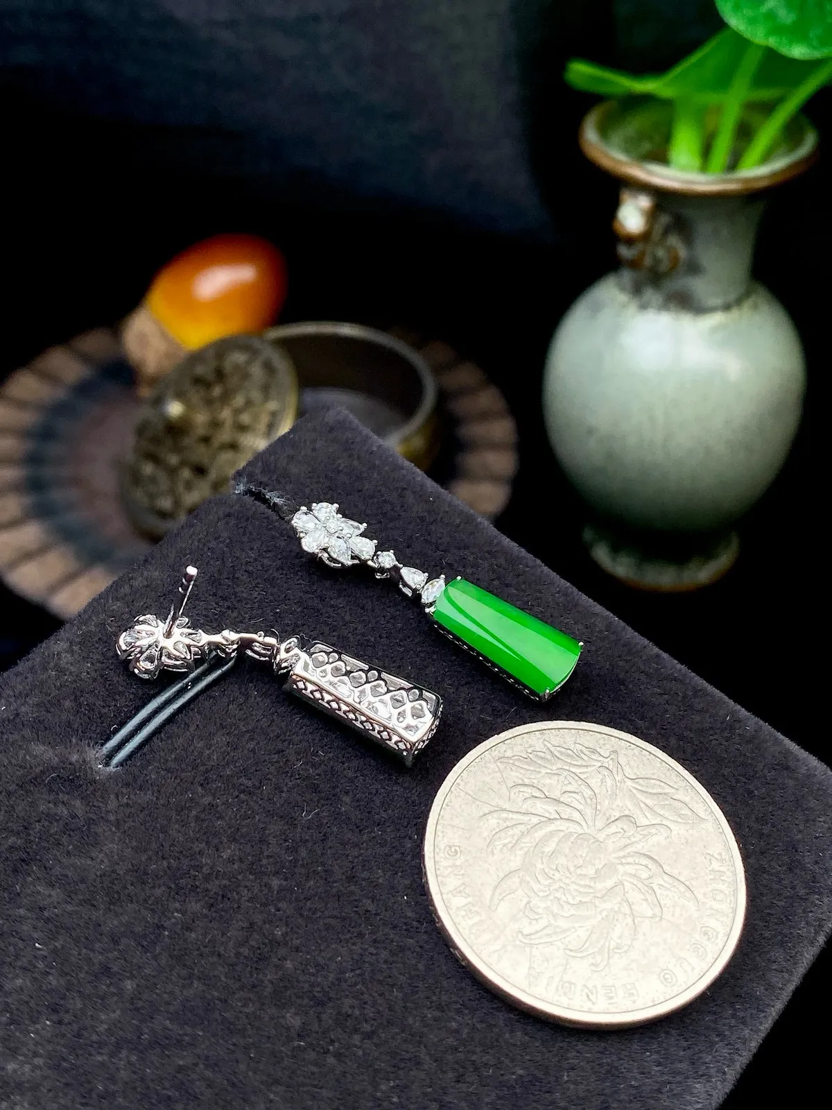 【冰种满绿无事牌耳坠】种水上乘，通透闪亮，晶莹剔透。18K金钻镶嵌，裸石尺寸12.6*6*2.5毫米