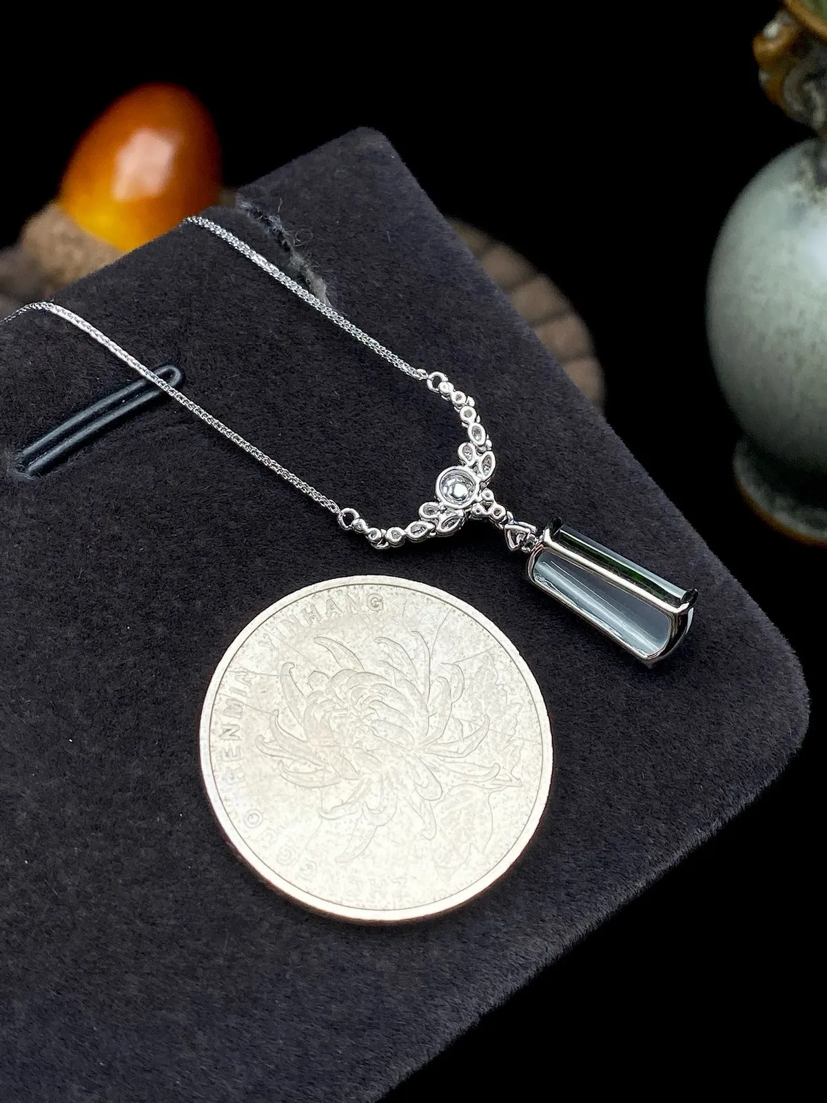 【冰种无事柱】精品，种水上乘，通透闪亮，晶莹剔透。18K金钻镶嵌，裸石尺寸13*5.6*3.8毫米