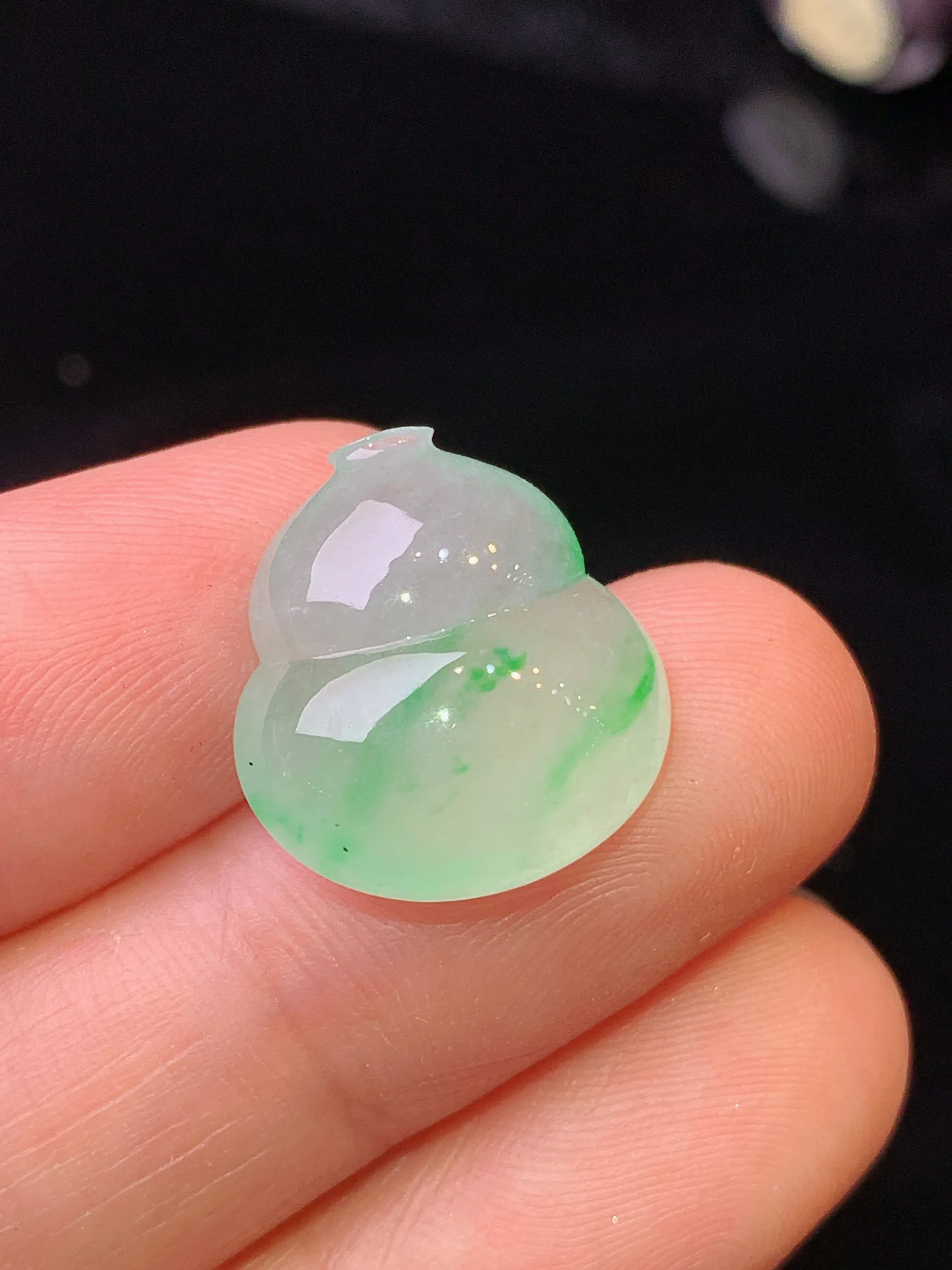 镶嵌款 飘绿葫芦吊坠 玉质细腻 水润亮眼 色泽艳丽 整体尺寸16.5*15.3*7