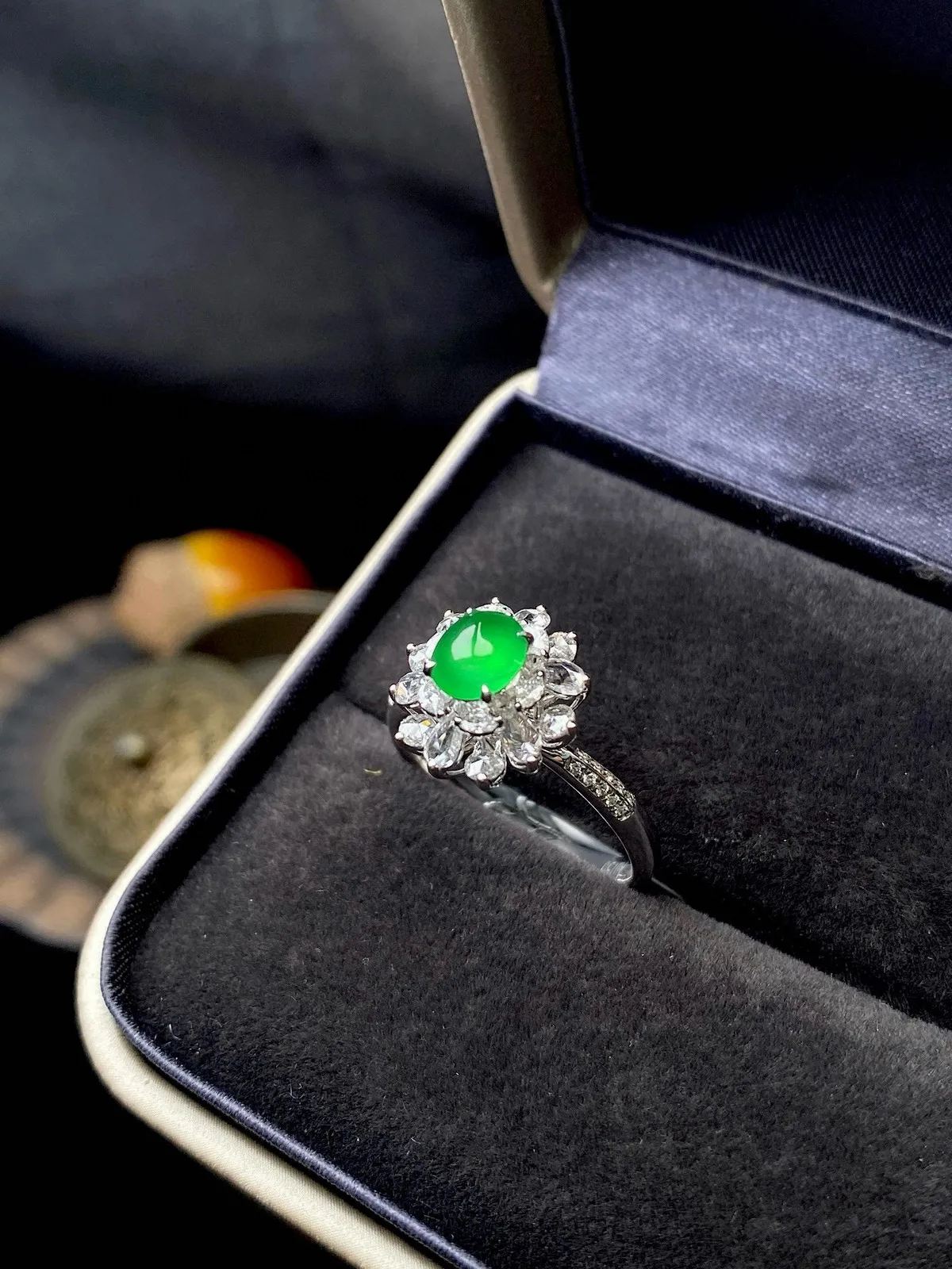 【冰种满绿蛋面戒指】种水色俱全，冰透闪亮，通透感饱满度很好，18k金钻镶嵌，裸石尺寸5.5*5*2.8毫米，圈口可改