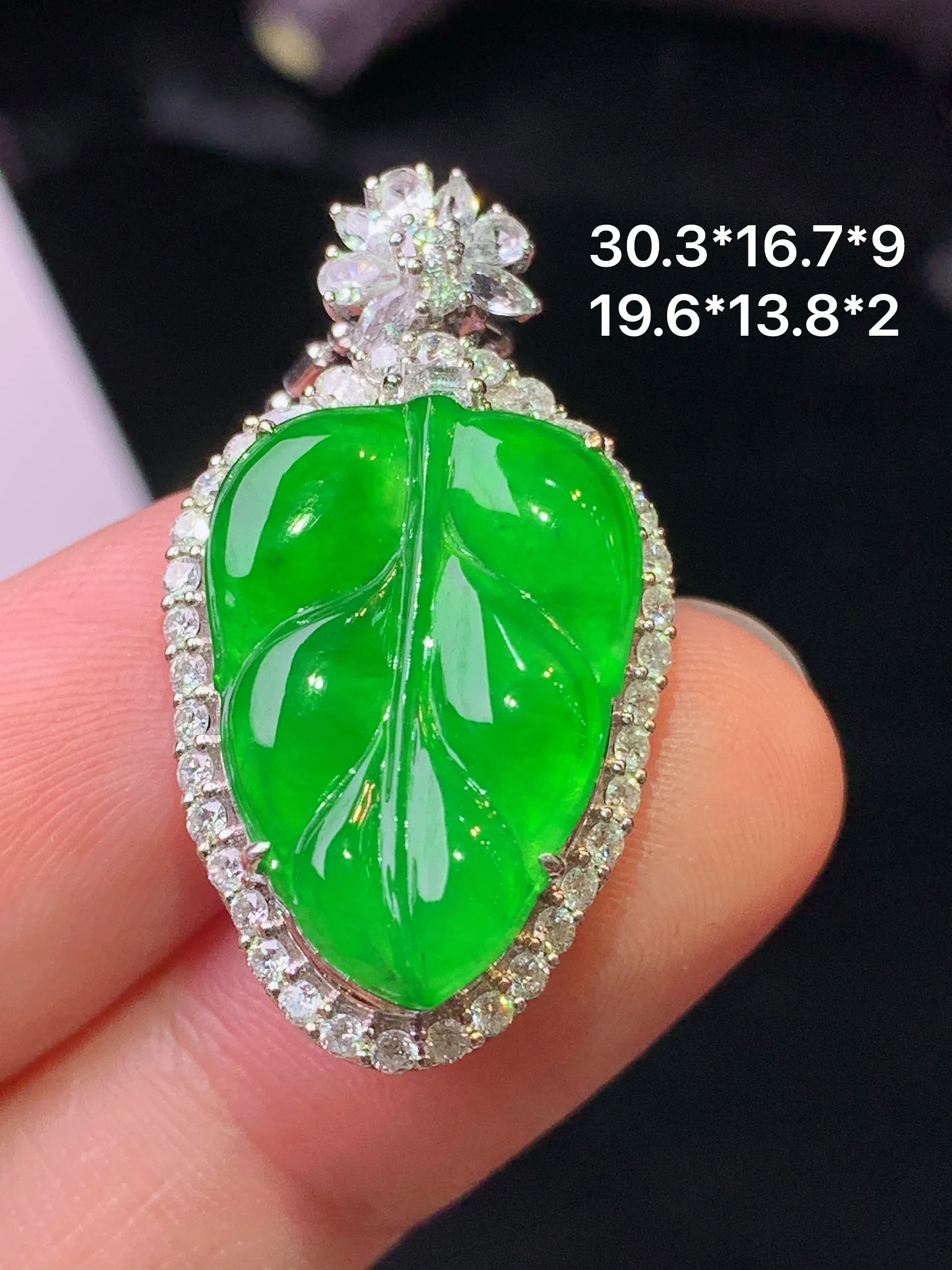 18k金钻镶嵌满绿树叶吊坠 玉质细腻 水润亮眼 色泽艳丽 整体尺寸30.3*16.7*9