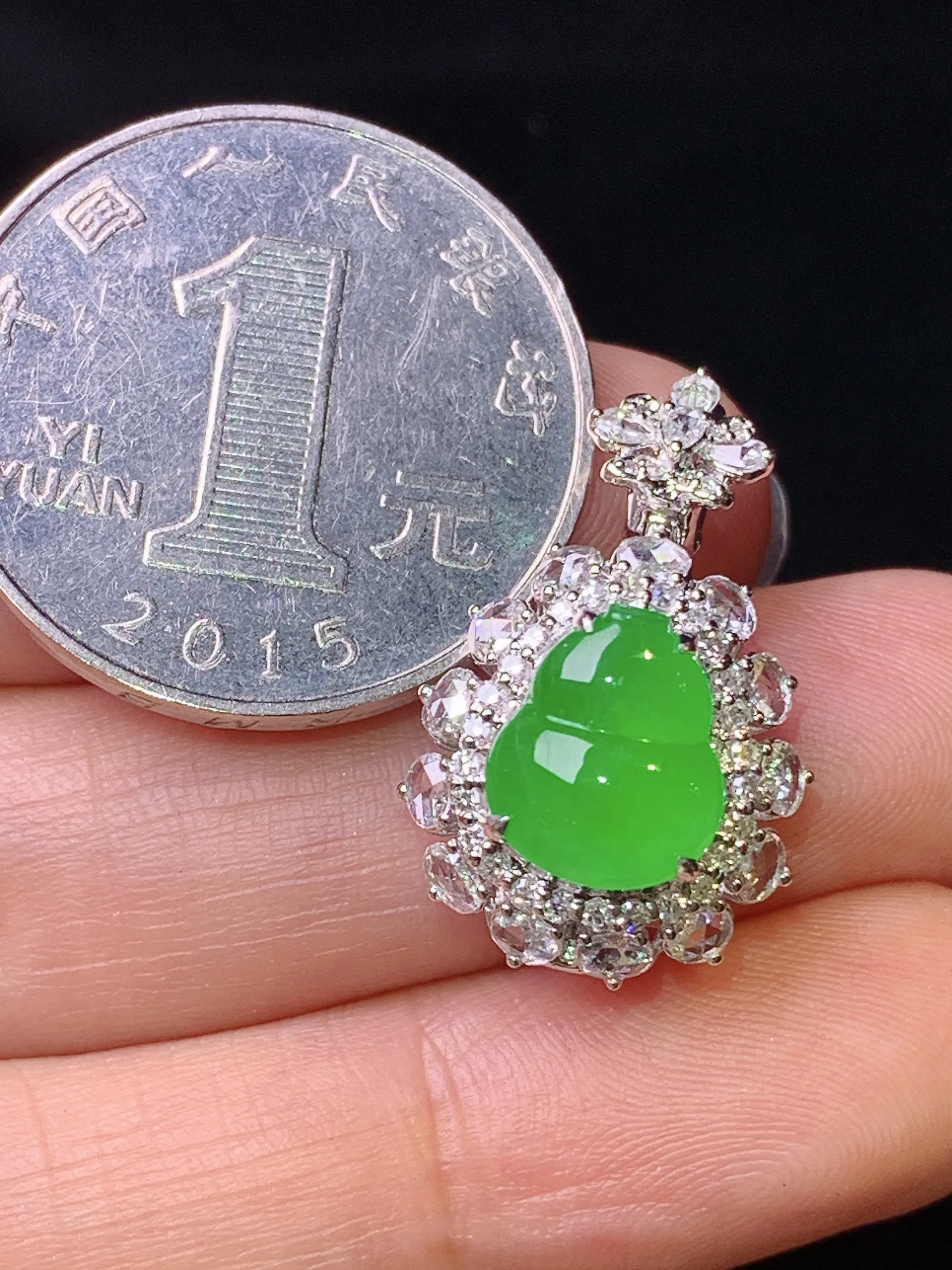 18k金钻镶嵌满绿葫芦手链吊坠两用款 玉质细腻 水润亮眼 色泽艳丽 整体尺寸22.8*14.8*10