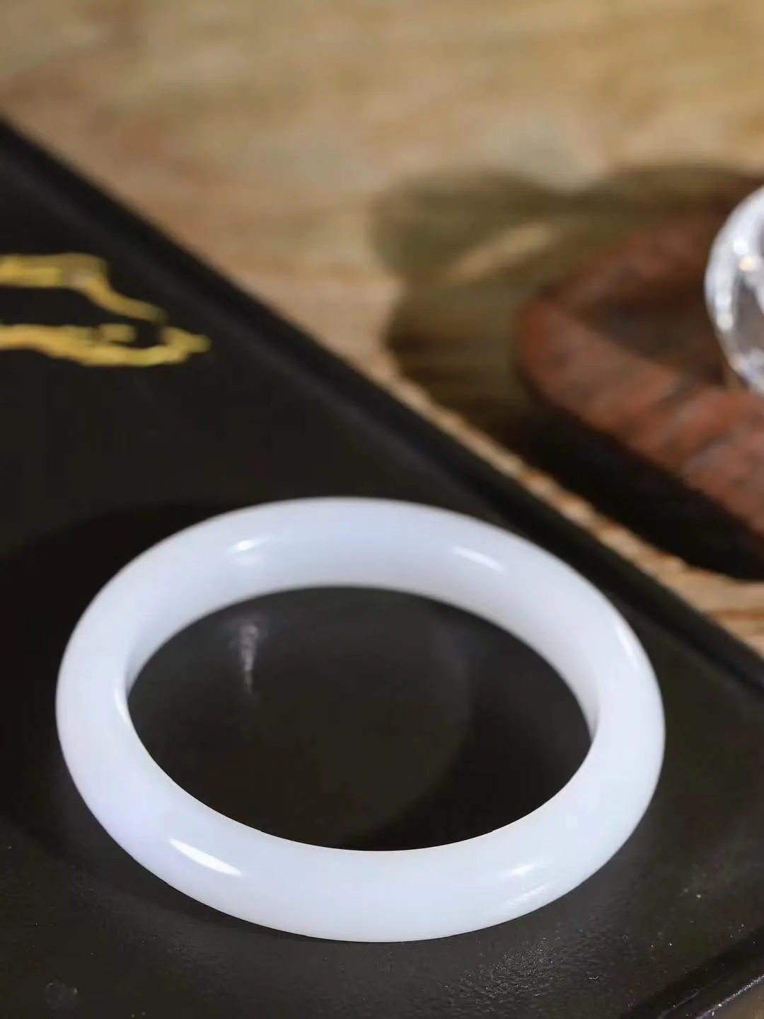 【柔情素语·手镯】

精品和田玉白玉手镯，玉质细腻温润，手感舒适，️线条流畅，简约大气，美自天