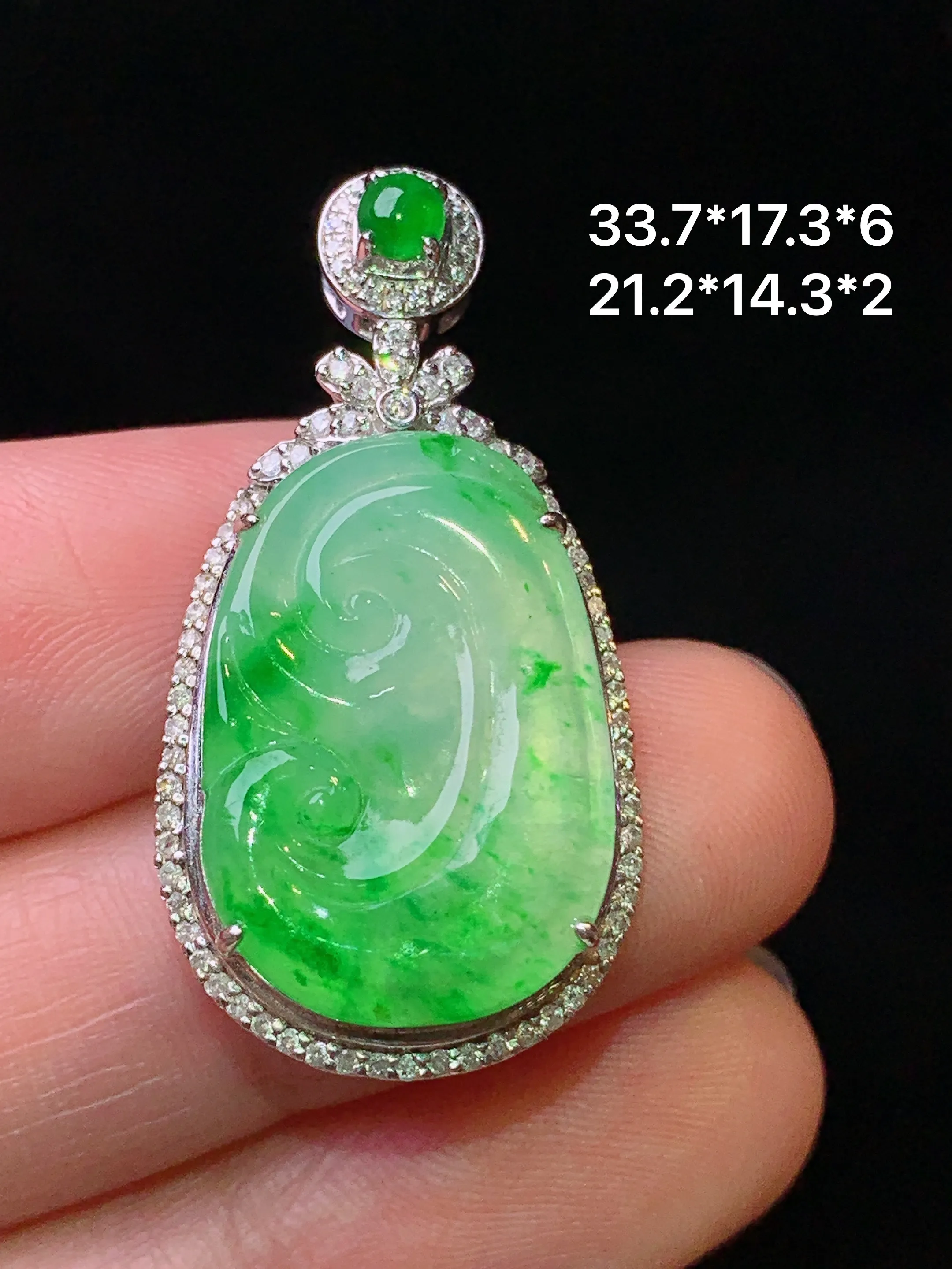 18k金钻镶嵌飘绿如意吊坠 玉质细腻 水润亮眼 色泽艳丽 整体尺寸33.7*17.3*6