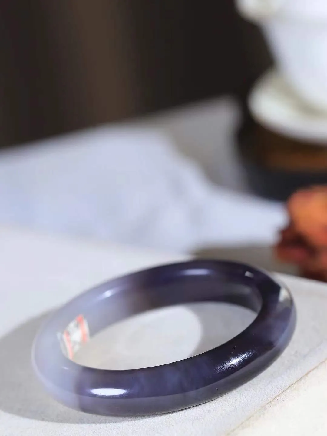 【婉约佳人.手镯】

精品️和田玉烟紫双色手镯 玉质温润细腻 油性十足 手感舒适，高华雅逸，线条流