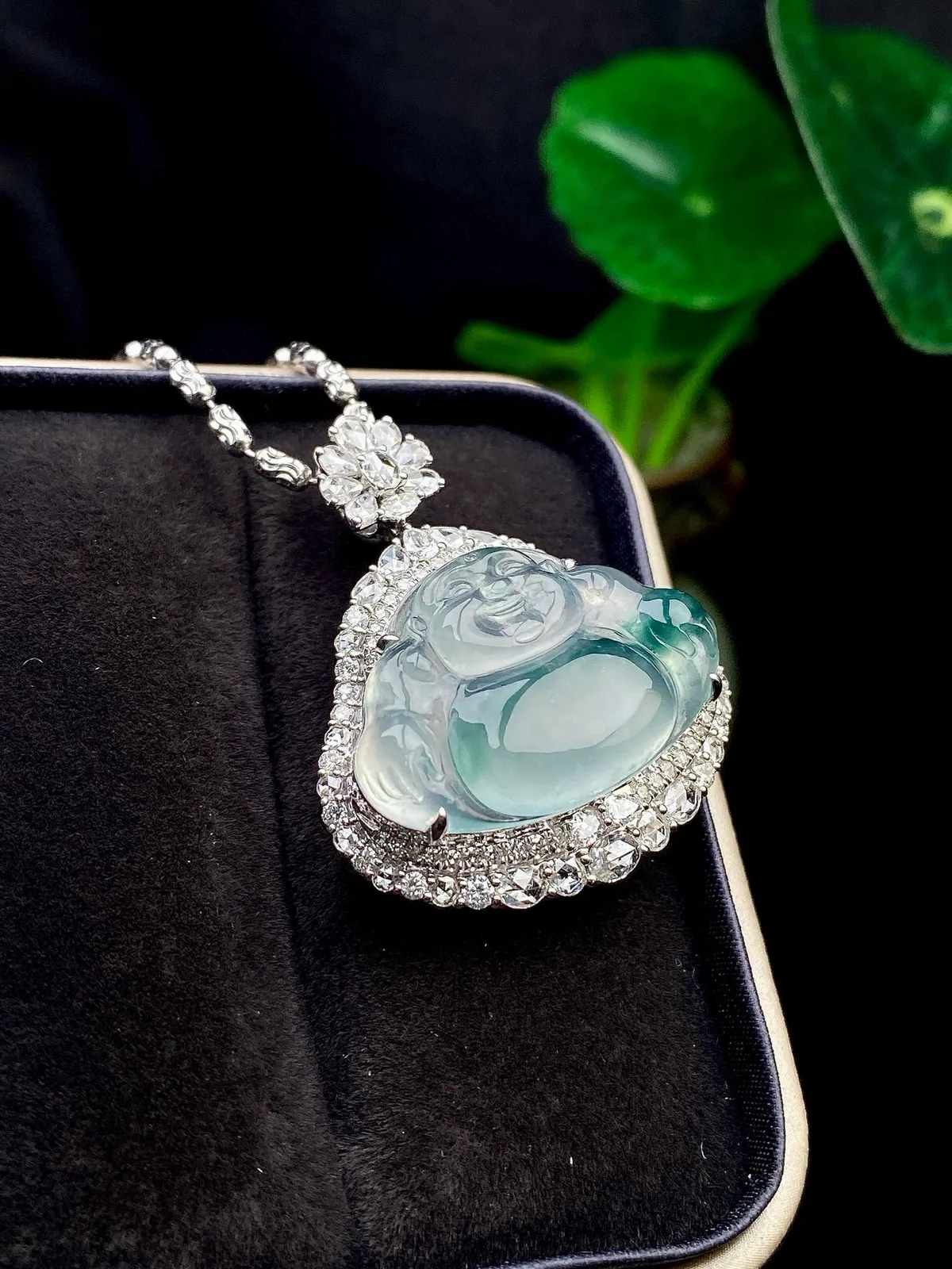 【冰种佛公吊坠】种水上乘，晶莹剔透，纯净通透，莹光感很强，18k金钻镶嵌，裸石尺寸17.1*25*4