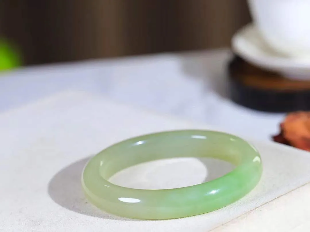 【翠色怡人.手镯】

精品和田玉翠青手镯，精品超级美镯，玉质细腻饱满，️温润脂香，仙雾缥缈，怡静如画，意蕴十足～，戴于腕间，神秘与高贵并存，给人以出尘的风雅，优美脱俗，气质非凡。重60.8克 内径58.5mm尺寸12-9.4mm19125800A